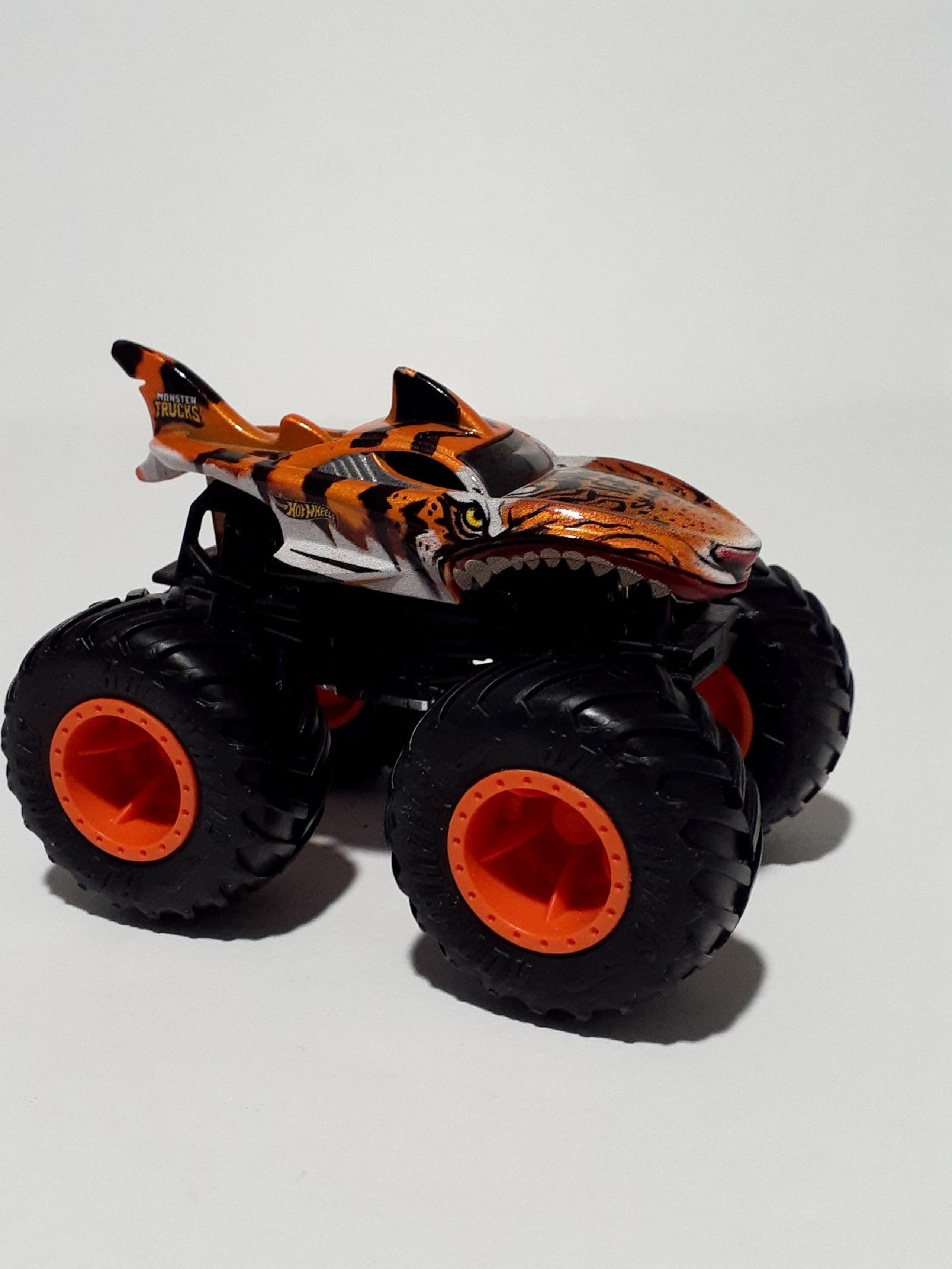 Hot Wheels Monster Trucks Tiger Shark Scale 1/64