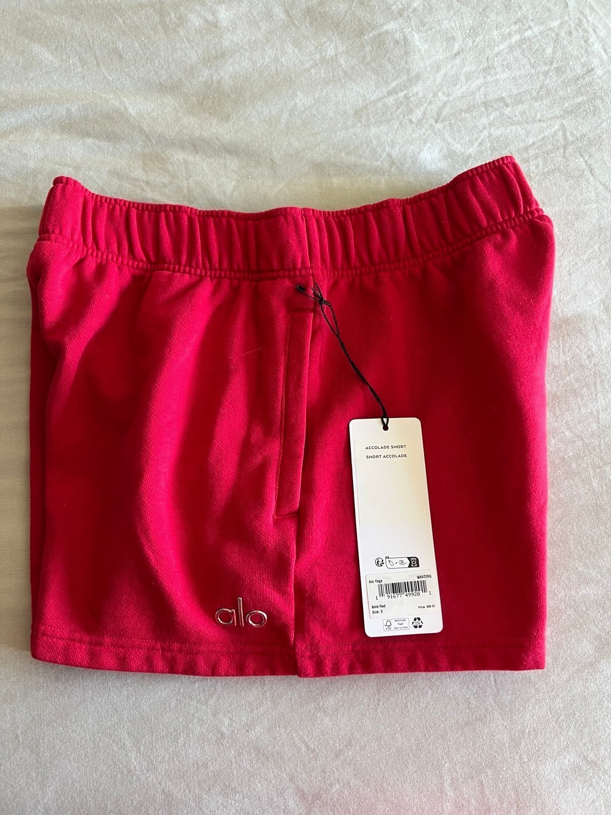 Alo Yoga Accolade Short in Bold Red Small