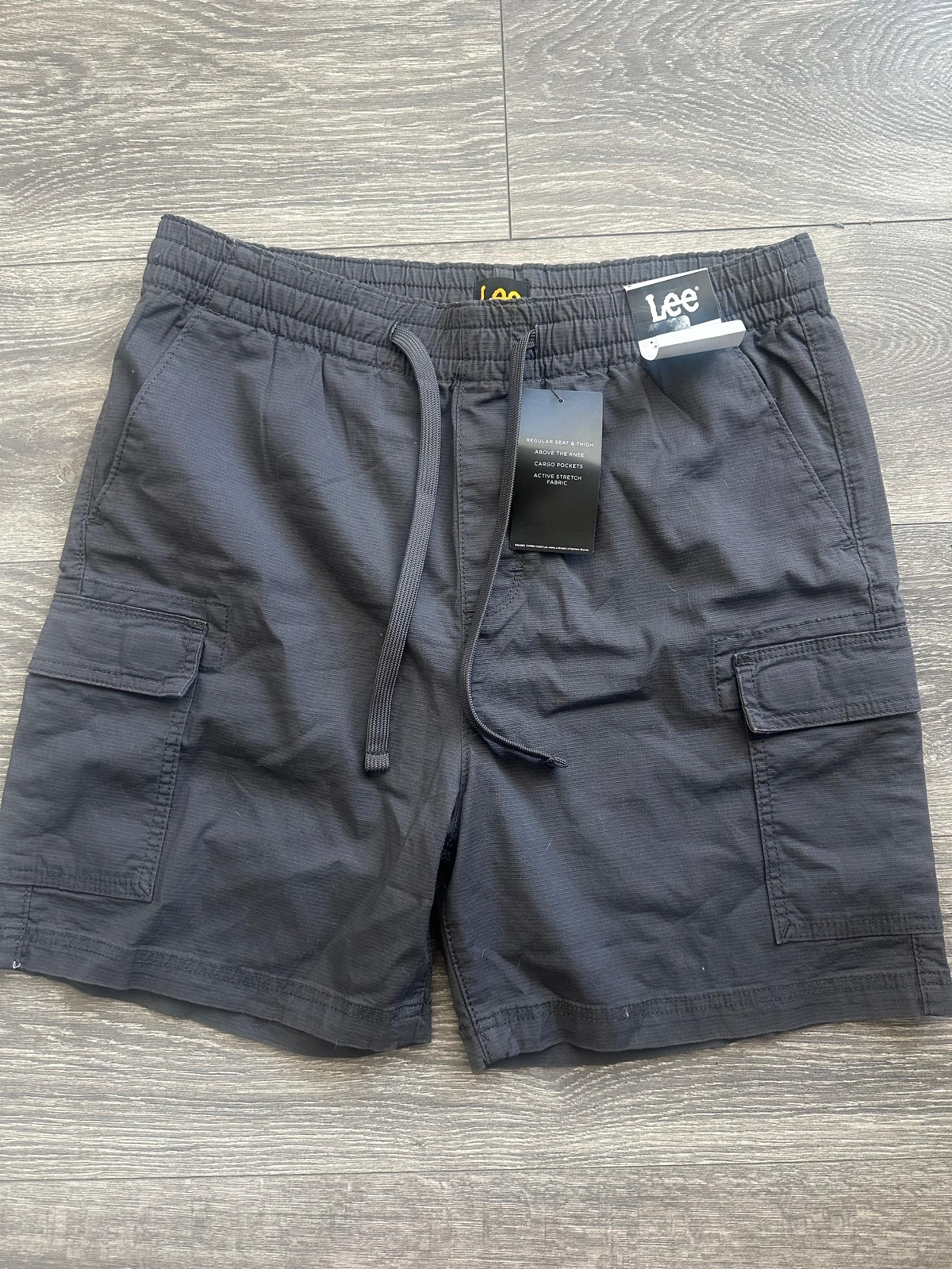 Lee’s men’s gray cargo shorts new with tags