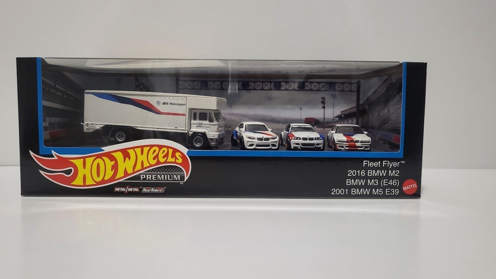 Hot WheelsHot Wheels Premium BMW M Team M5 E39 M3 E46 M2 Garage Diorama Auto Toy