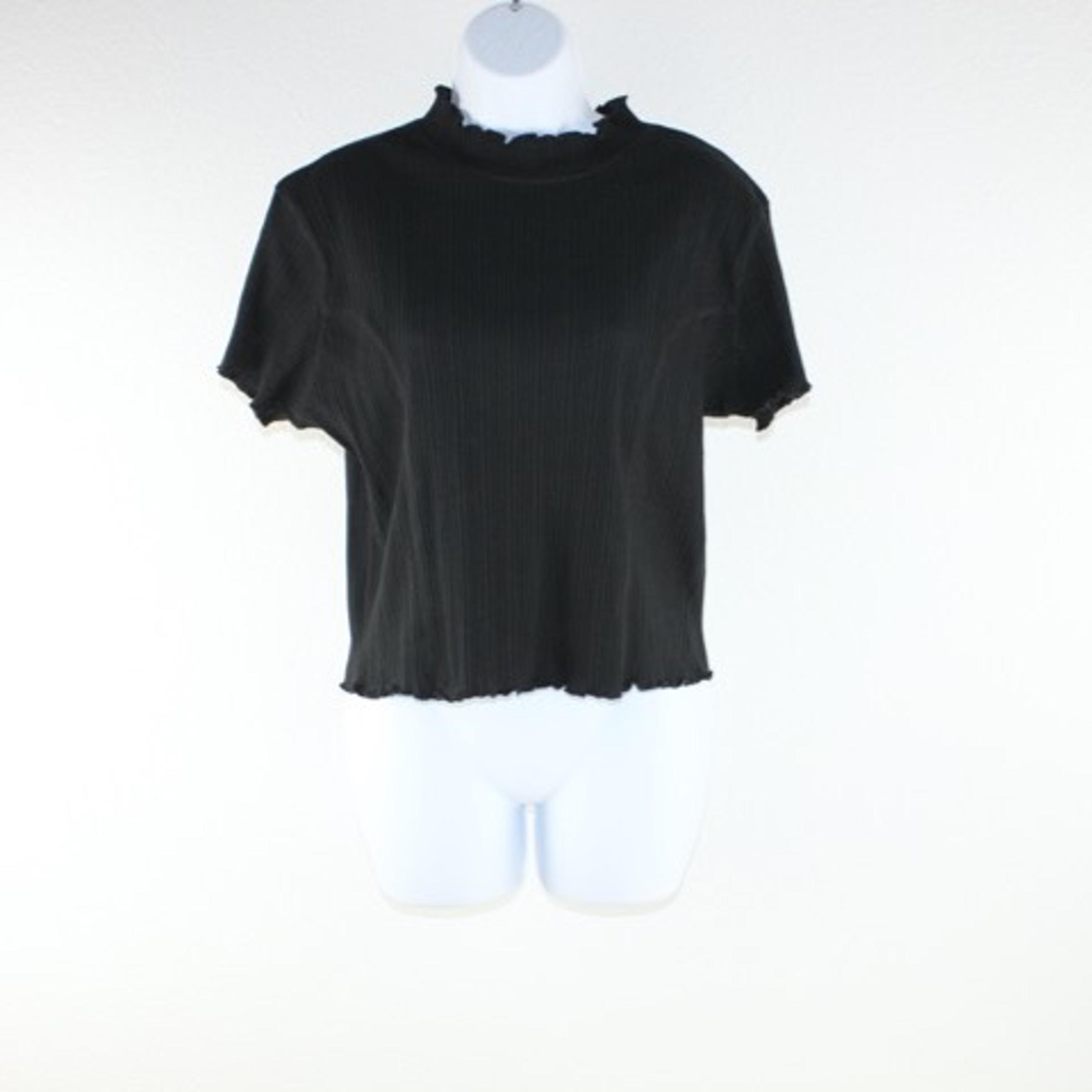 Black ribbed crop top
