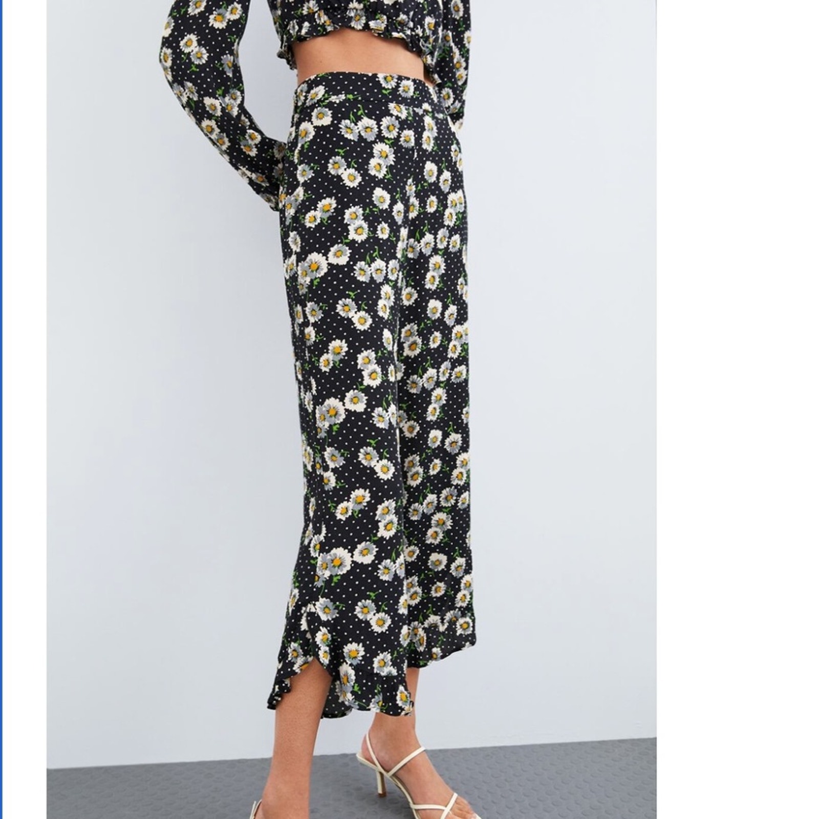 ZARA Cropped Daisy Print Pants Medium