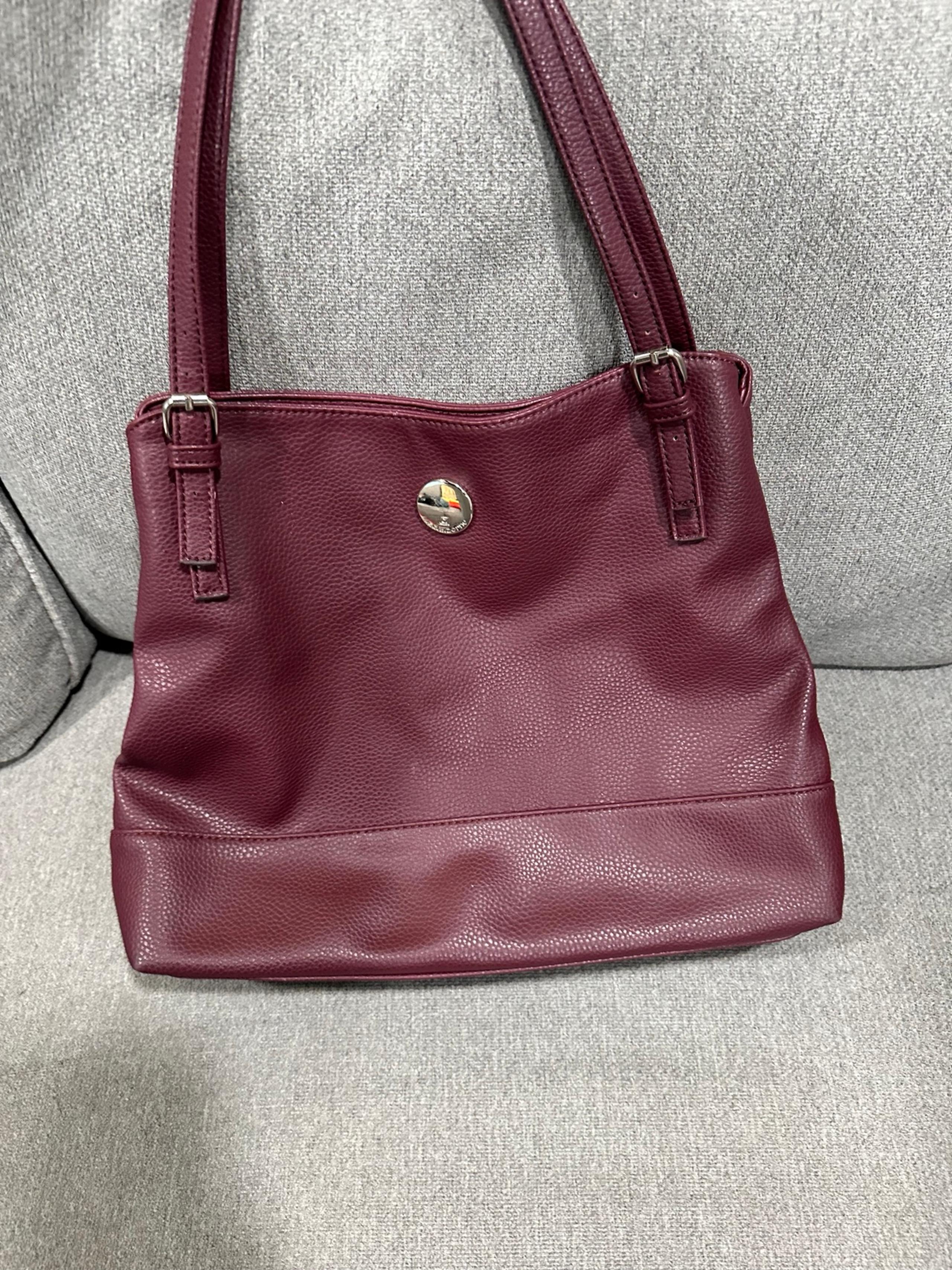 Liz Claiborne hand/shoulder bag in burgundy.