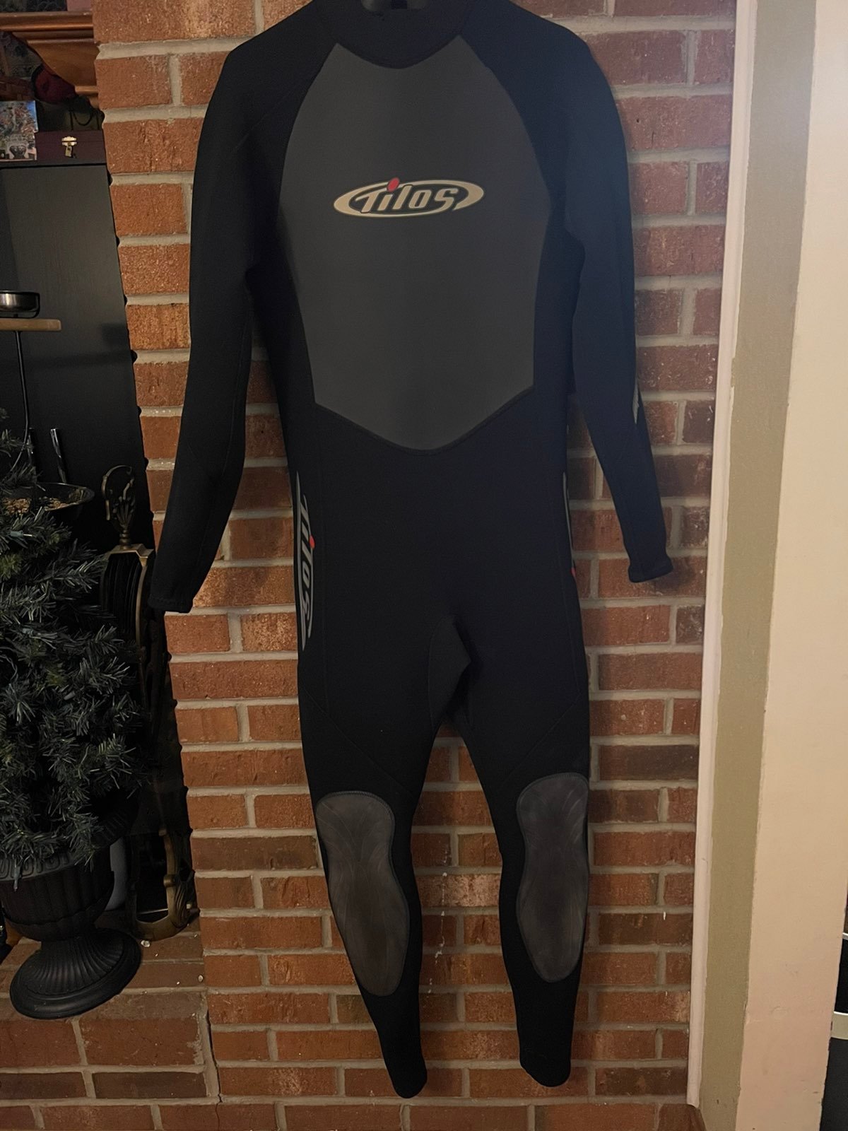 Tilos Titanium 3/2 mm Wetsuit, size ML Scuba Dive Snorkel Surf