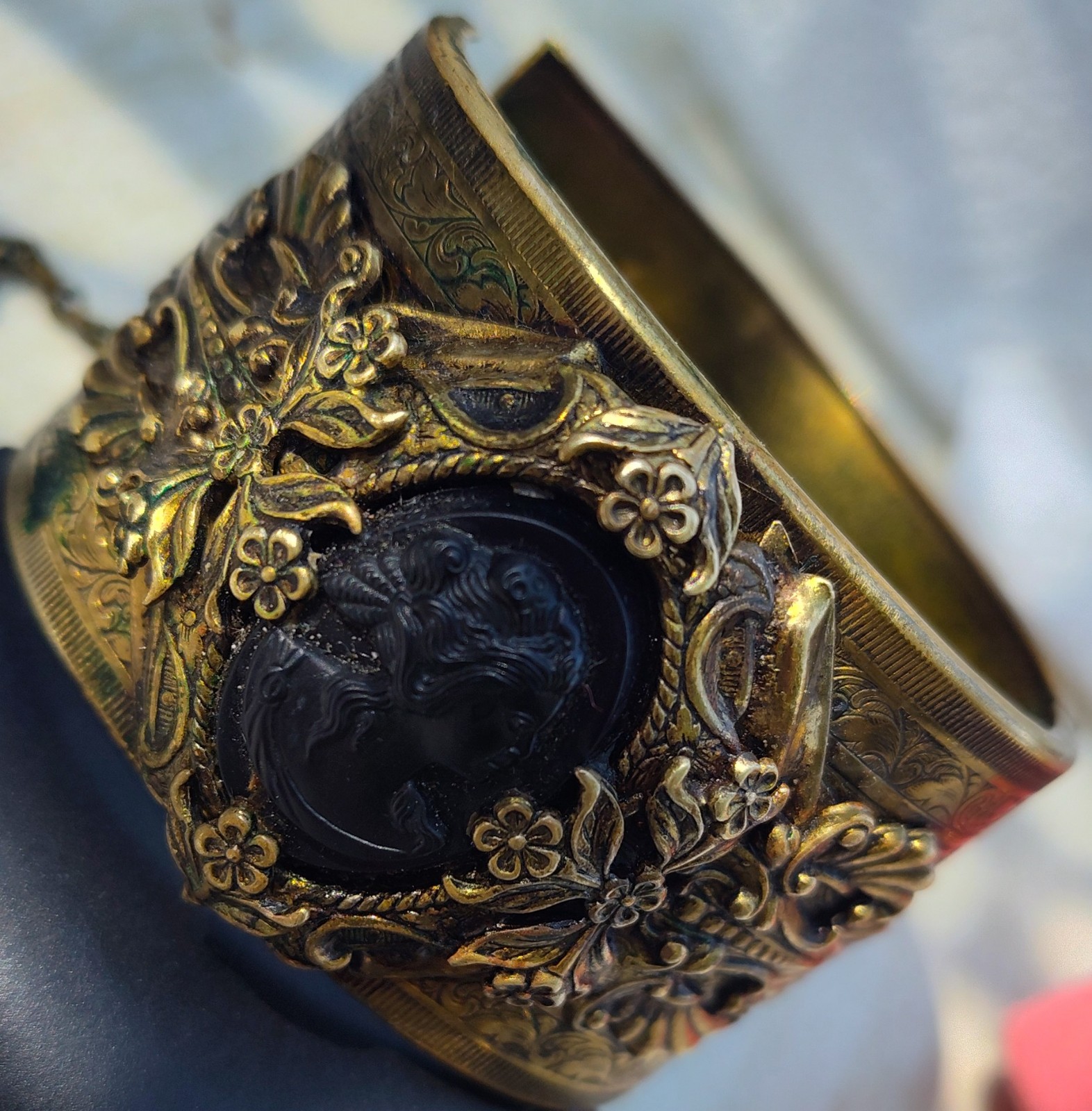 Vintage beautiful black onyx cameo bracelet!