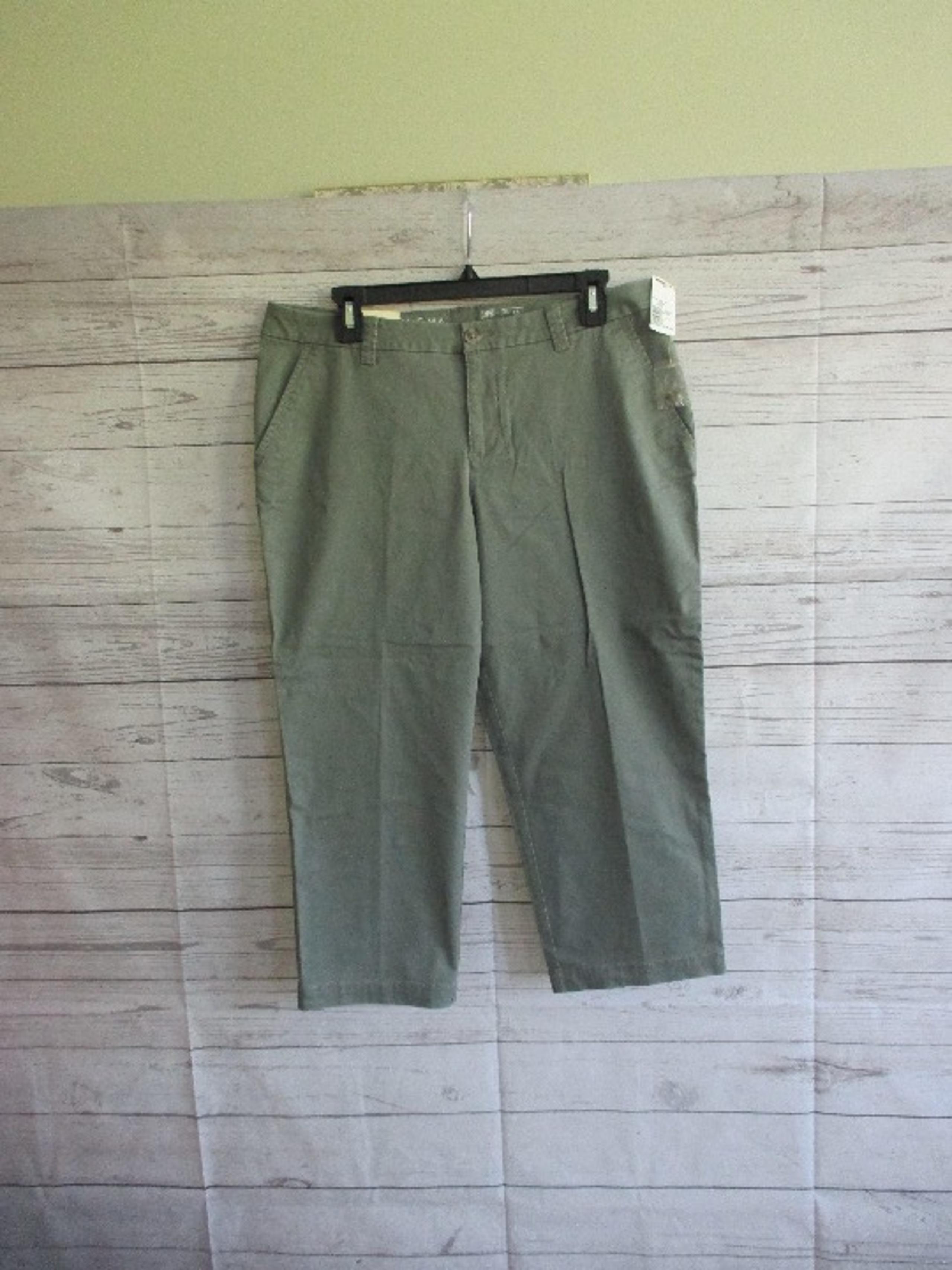 NWT - SONOMA green Mid Rise Capri -sz 10