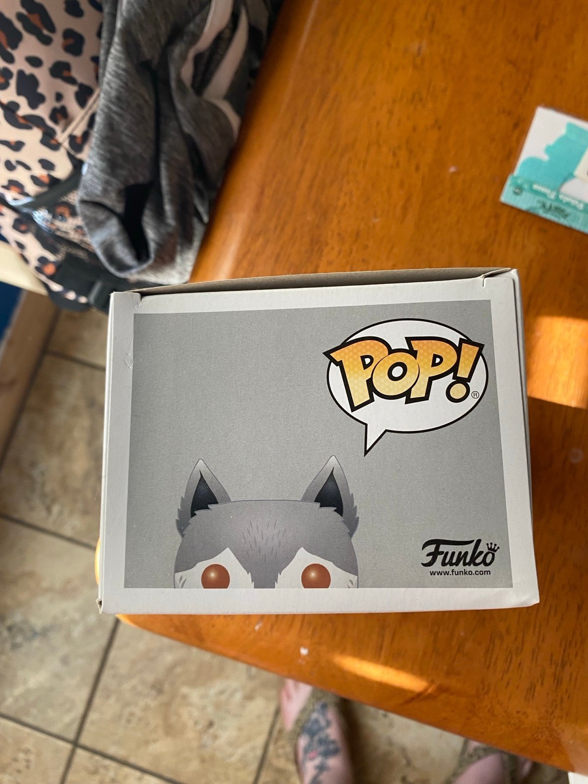 Nymeria hot topic exclusive game of thrones Funko Pop with xl shirt - detail