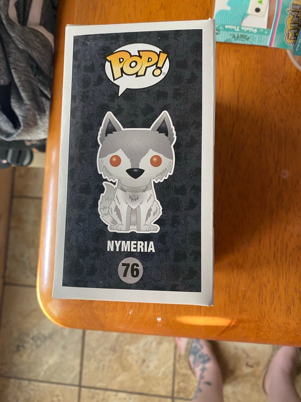 Nymeria hot topic exclusive game of thrones Funko Pop with xl shirt - detail