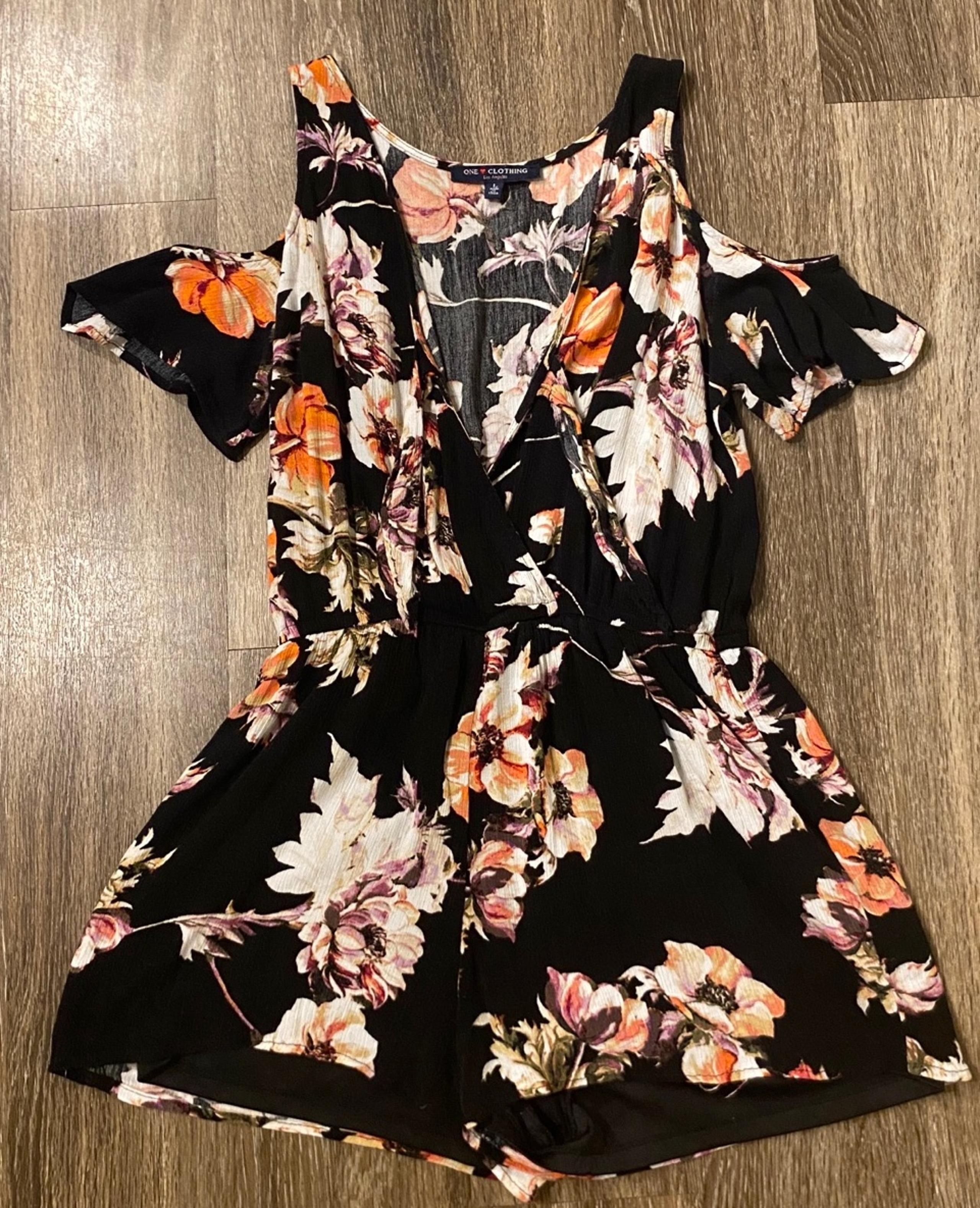 Women’s Floral Romper Size Large One Clothing Los Angeles Tie Front V-Neck