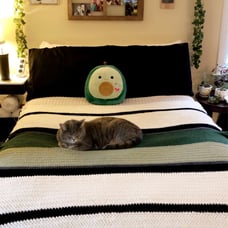 A full size bed blanket