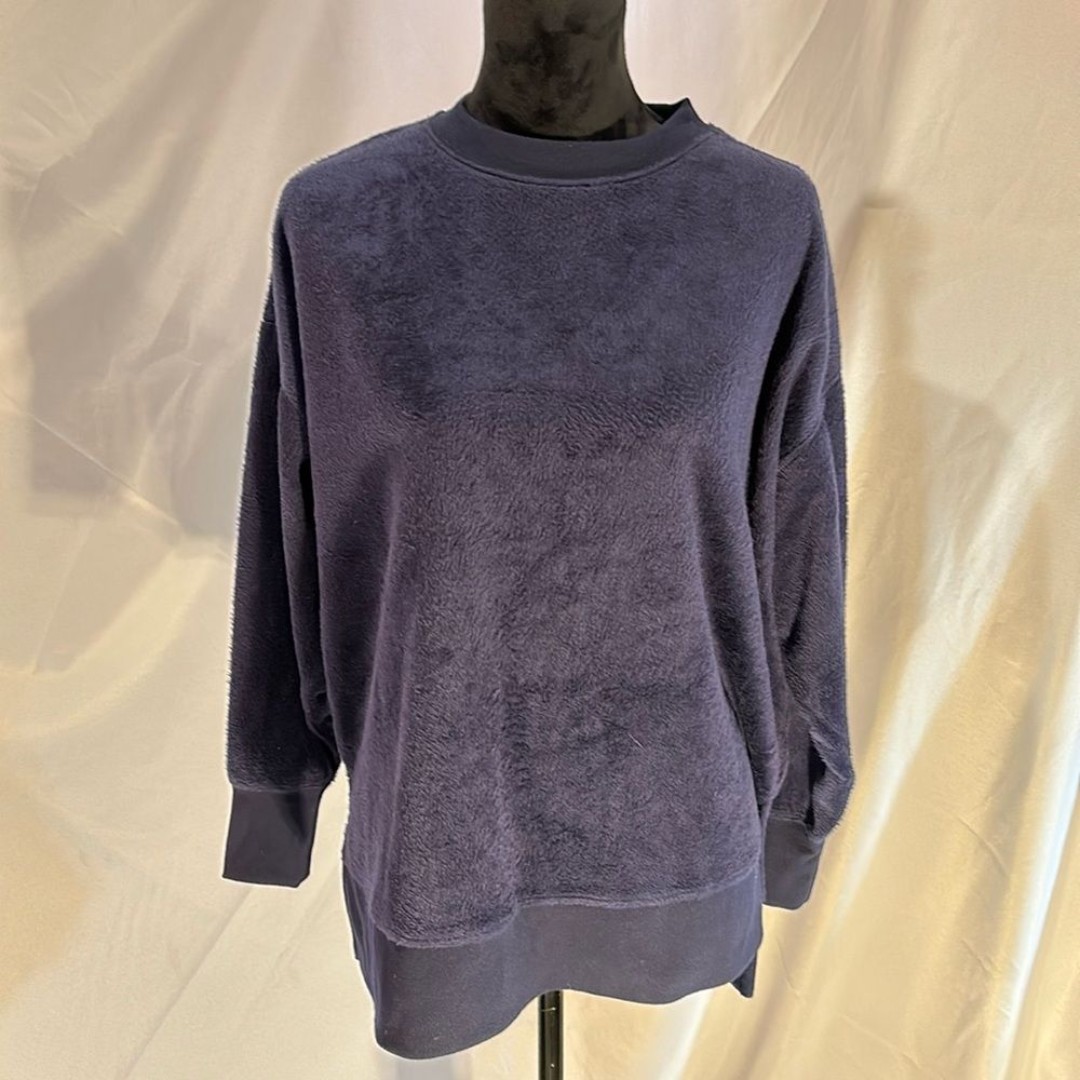 Crown & Ivy Navy Pullover Sport top oversized Size Small