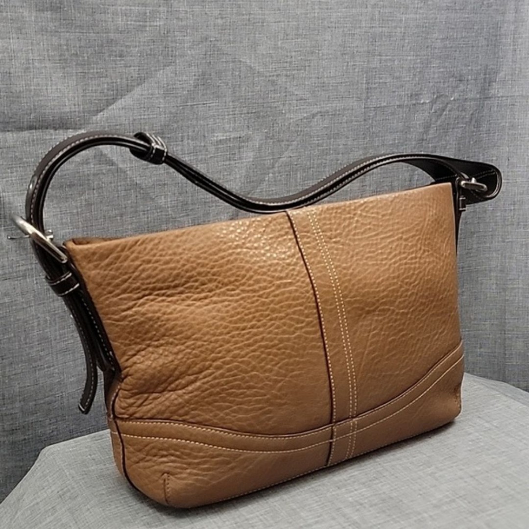 Coach 'F10942' Tan Pebbled Leather Baguette shoulder bag / crossbody Y2K 2007