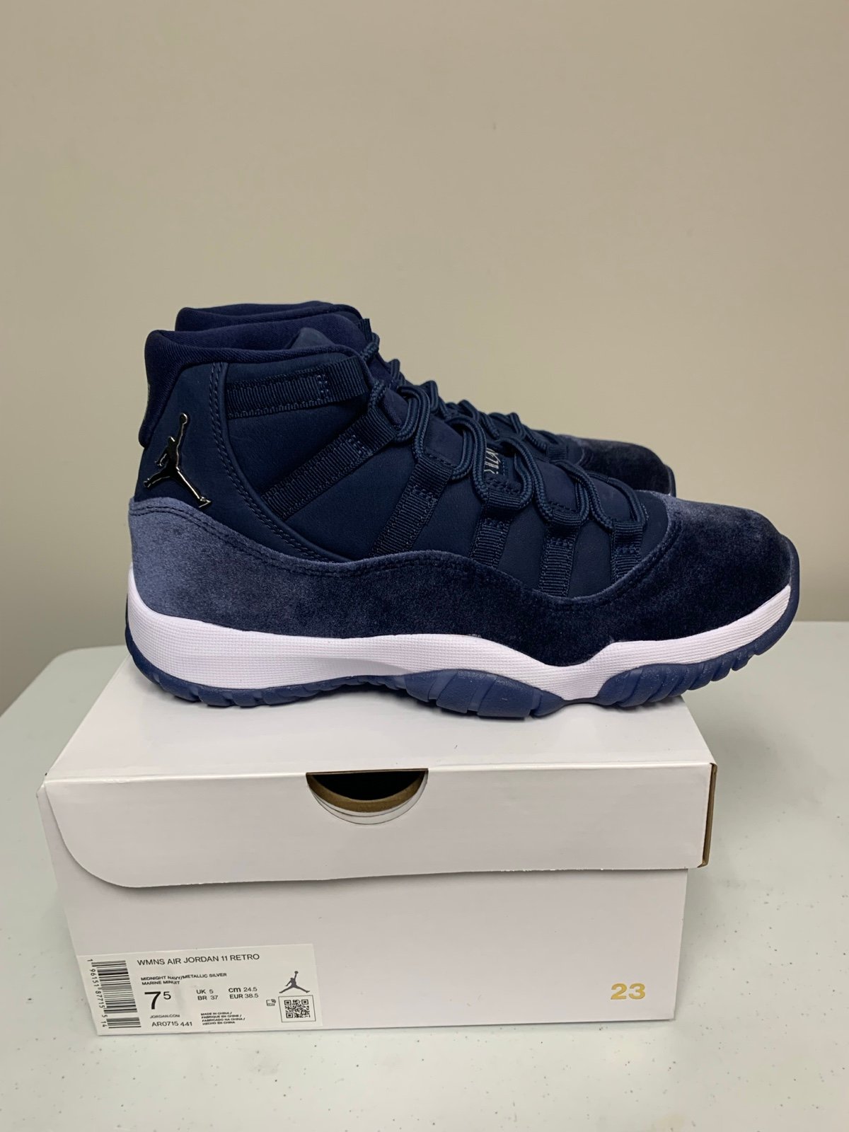 Jordan 11 Retro - Midnight Navy Women’s Size 7.5