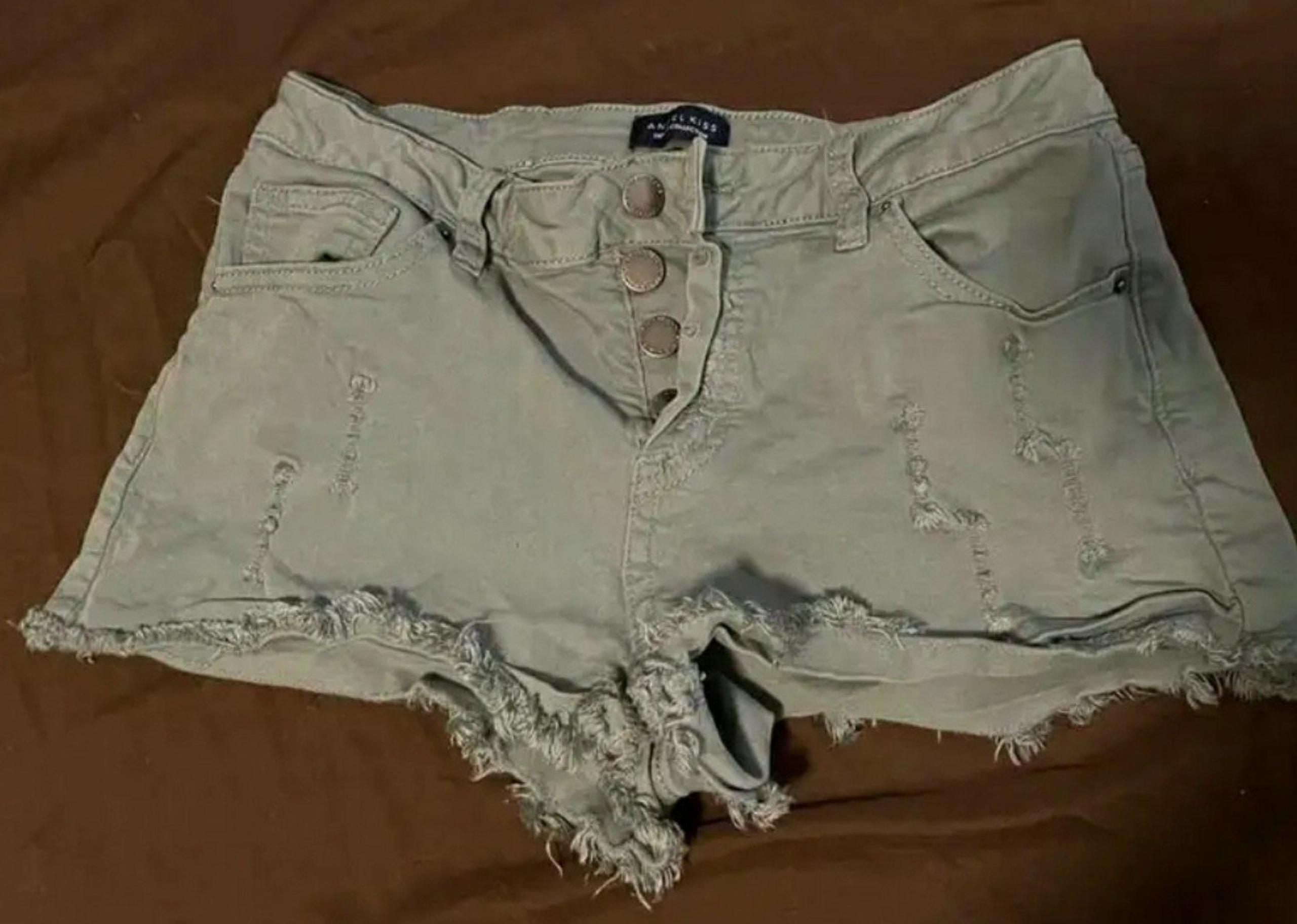 Ladies Angel Kiss button fly shorts size 7/28