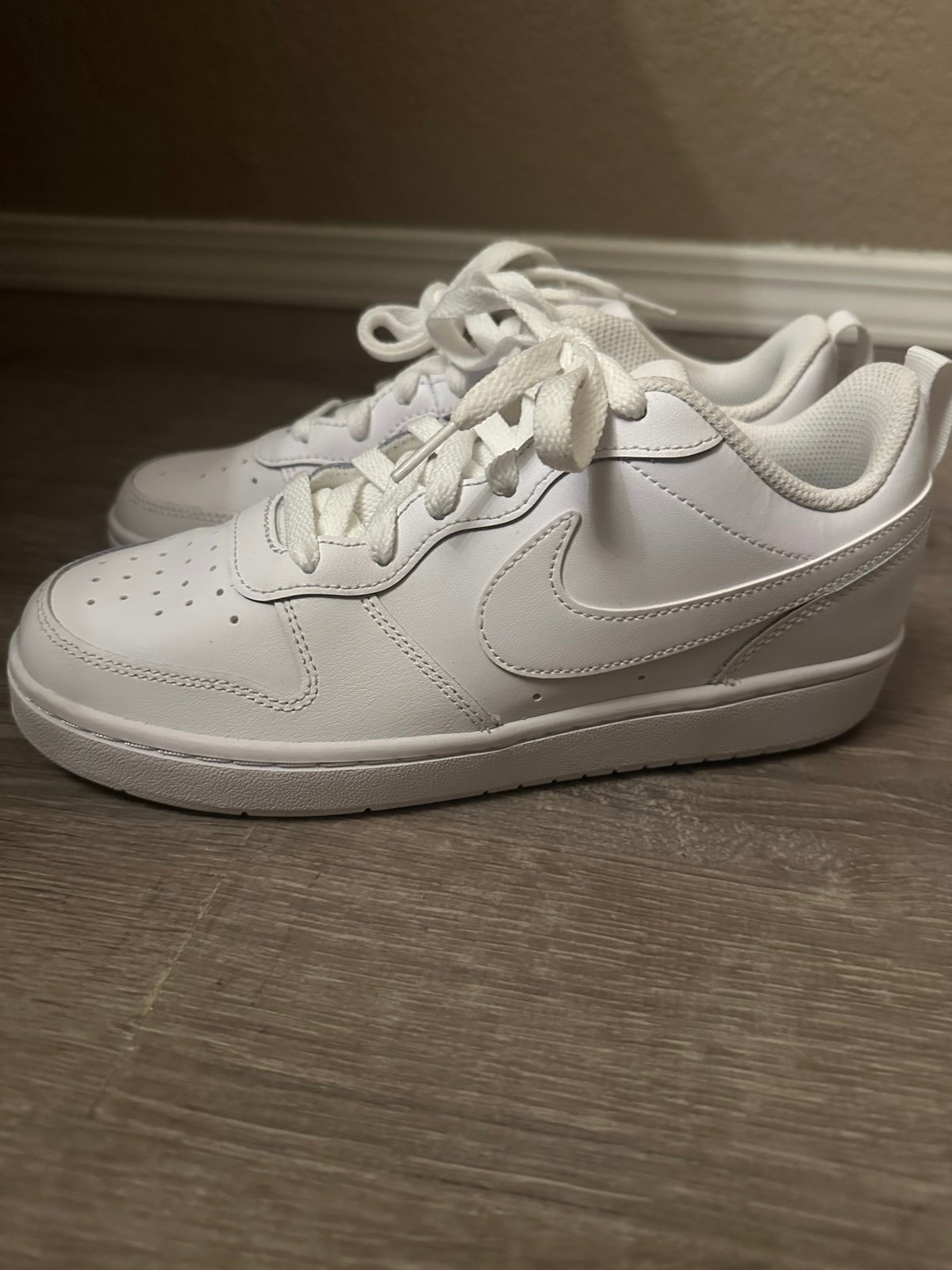 White Nike shoes 6Y
