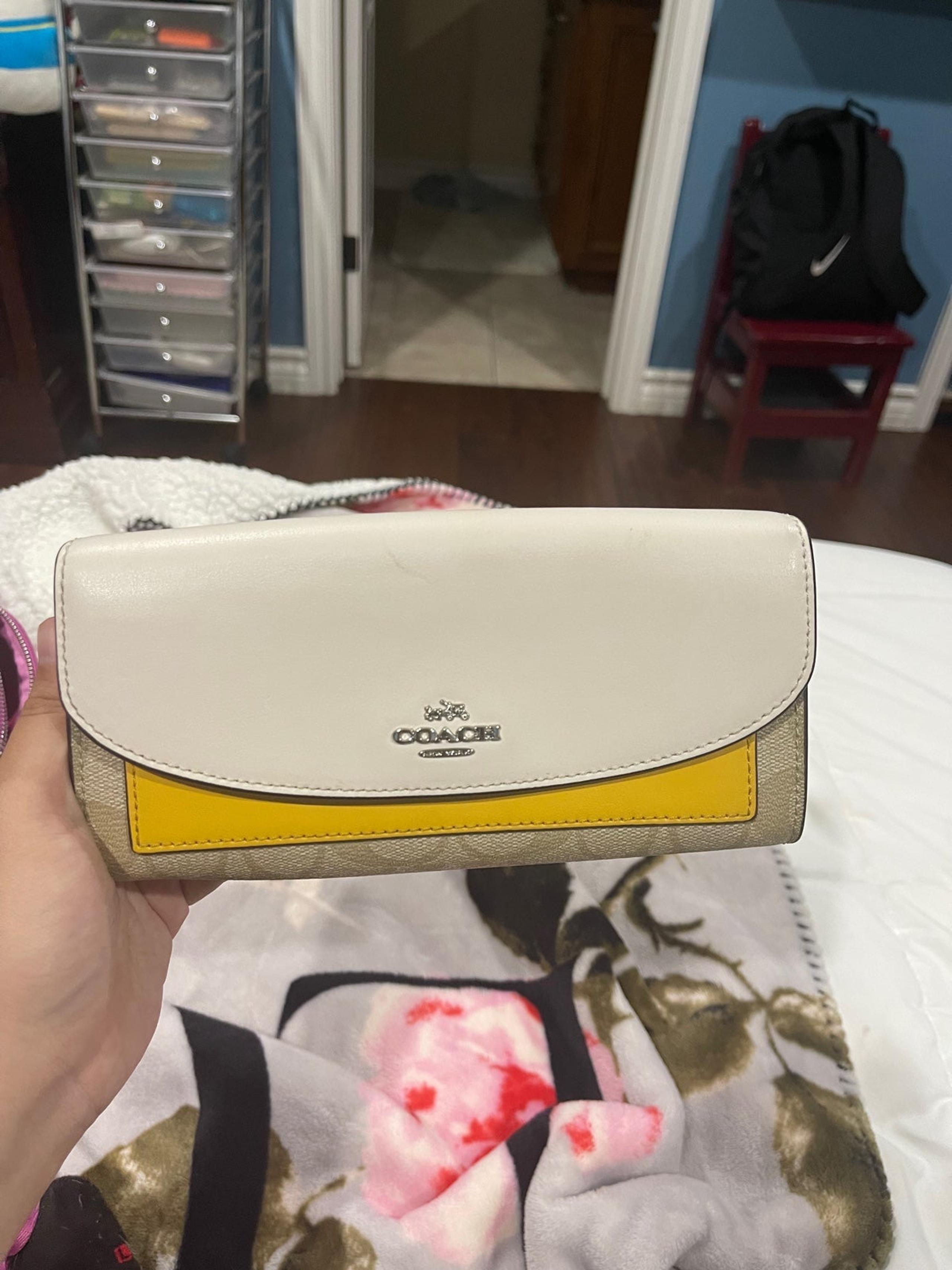 AUTHENTIC Coach Beige Smooth Learher Wallet