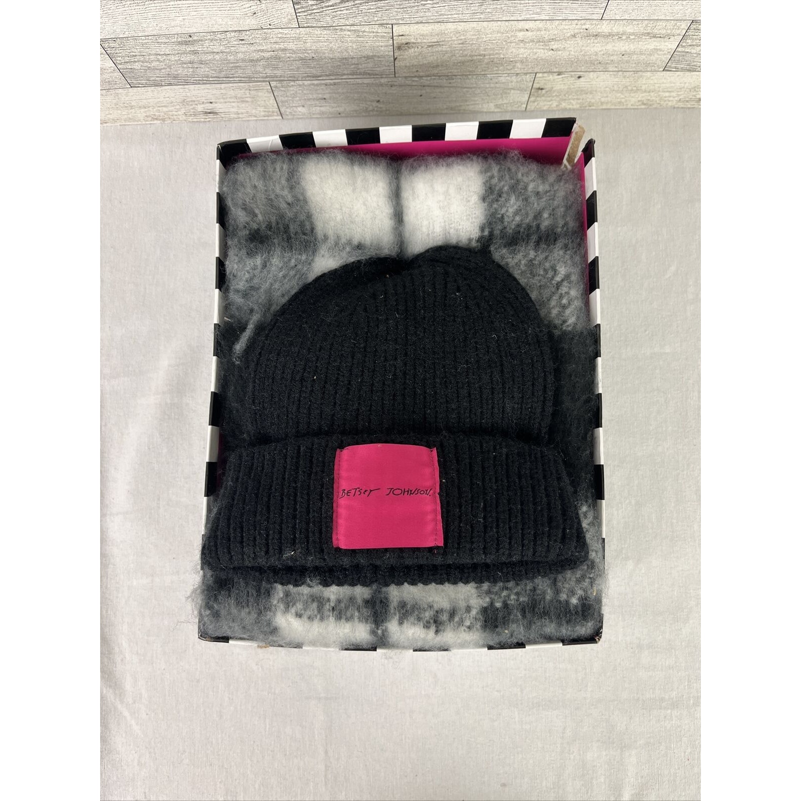 NEW Betsey Johnson Women’s Black Knit Beanie & Soft Plaid Scarf Gift Set In Box