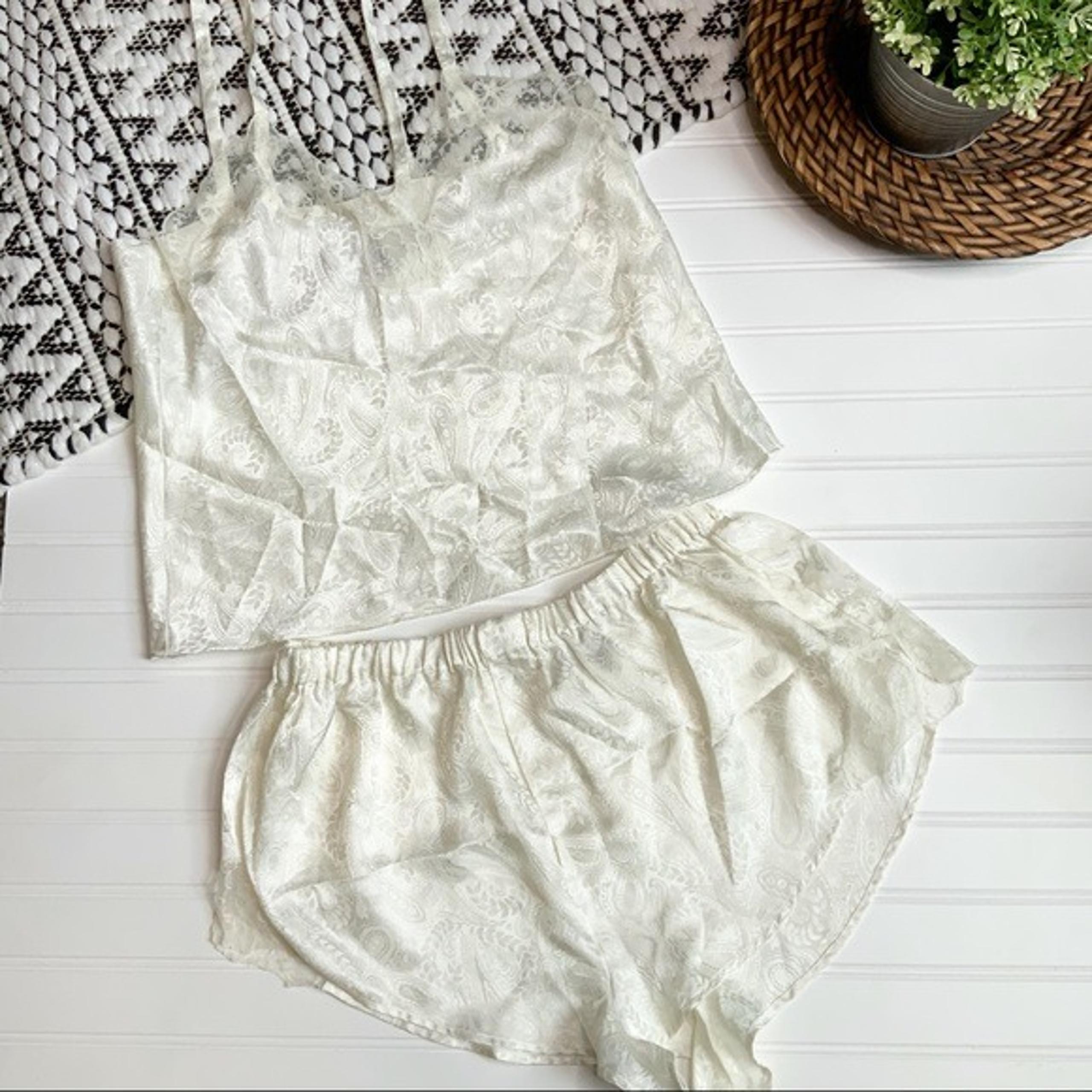 CACIQUE Intimates Lingerie Cream Paisley