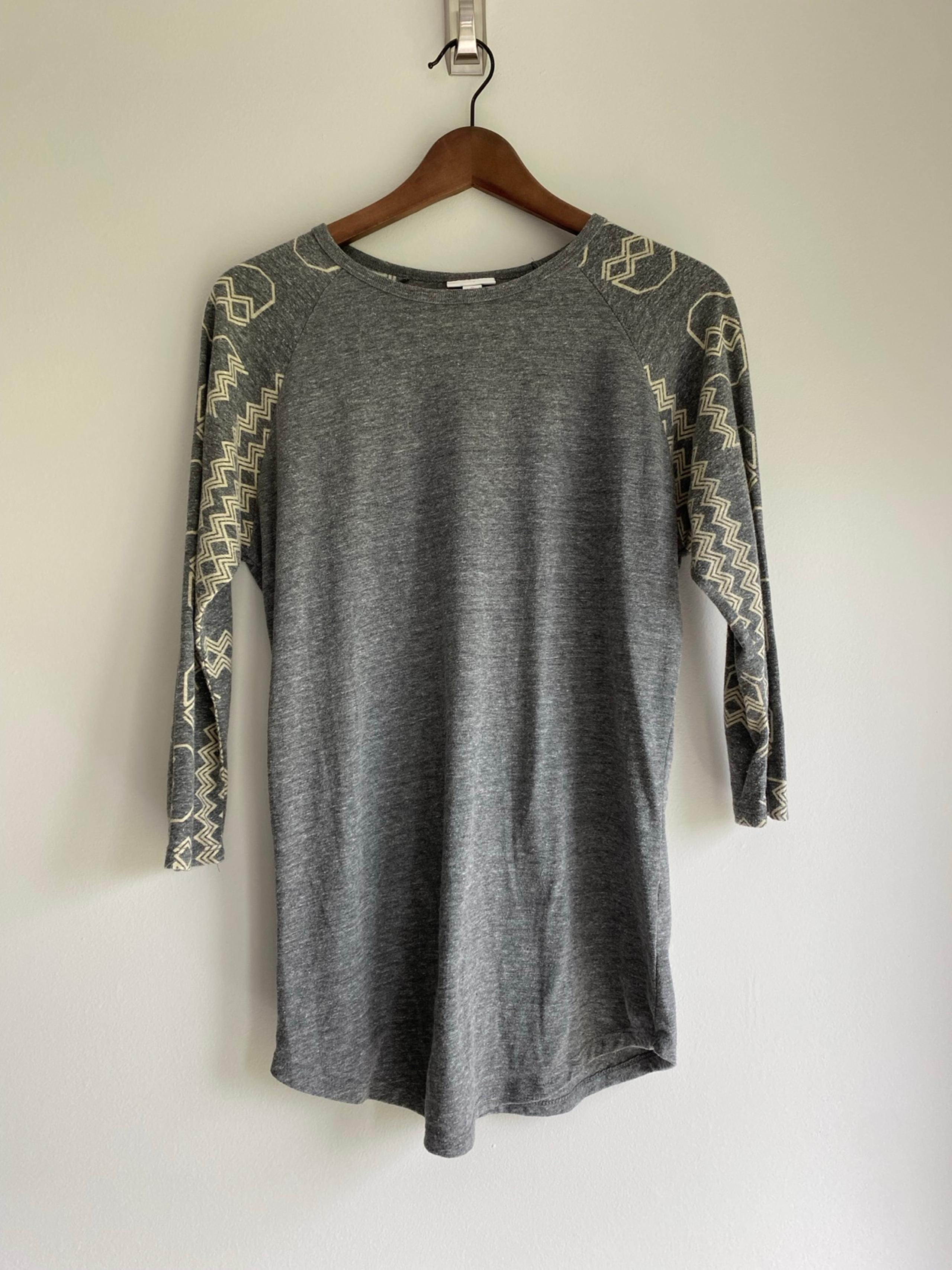 LuLaRoe Small Gray Raglan Tunic Top 3/4 Sleeve Geometric Pattern Sleeves