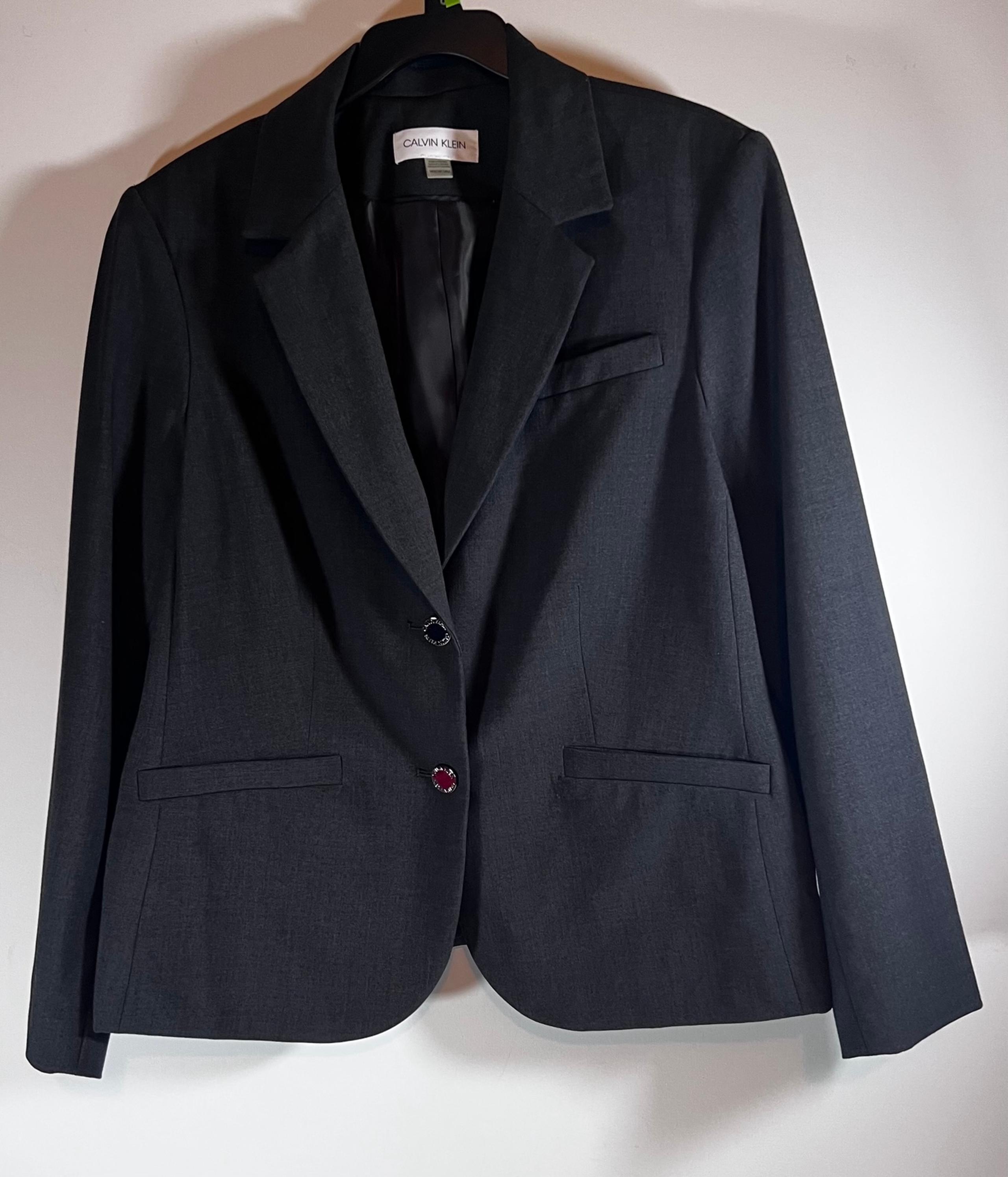 The jacket has shoulder pads, a small imperfection on the inside, see photos.