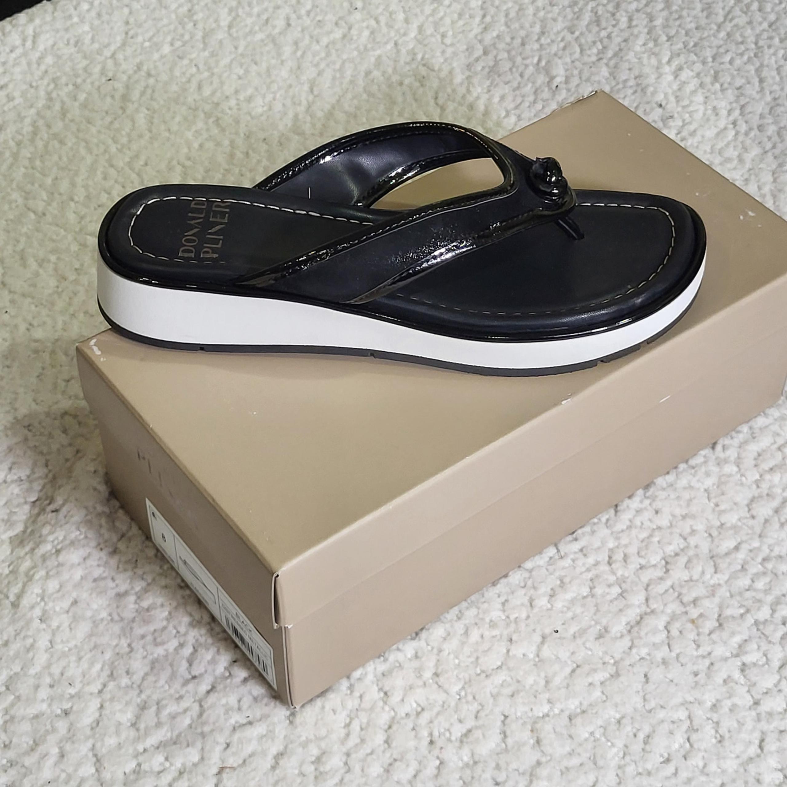 NIB  Donald J. Pliner Klarice Wedge Sandal Flip Flop  black  size 8