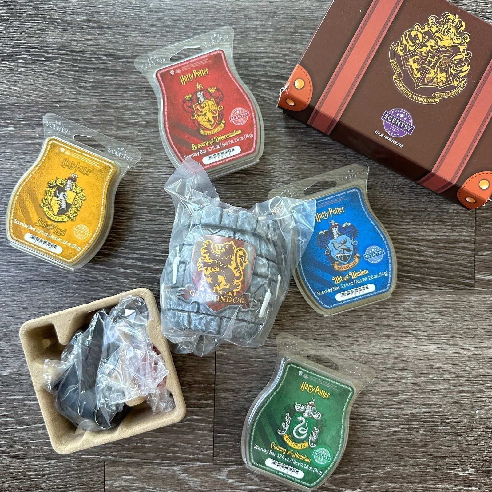 Gryffindor™ – Scentsy Mini Warmer + 15 Watt Light Bulb + 4 House Wax Melts