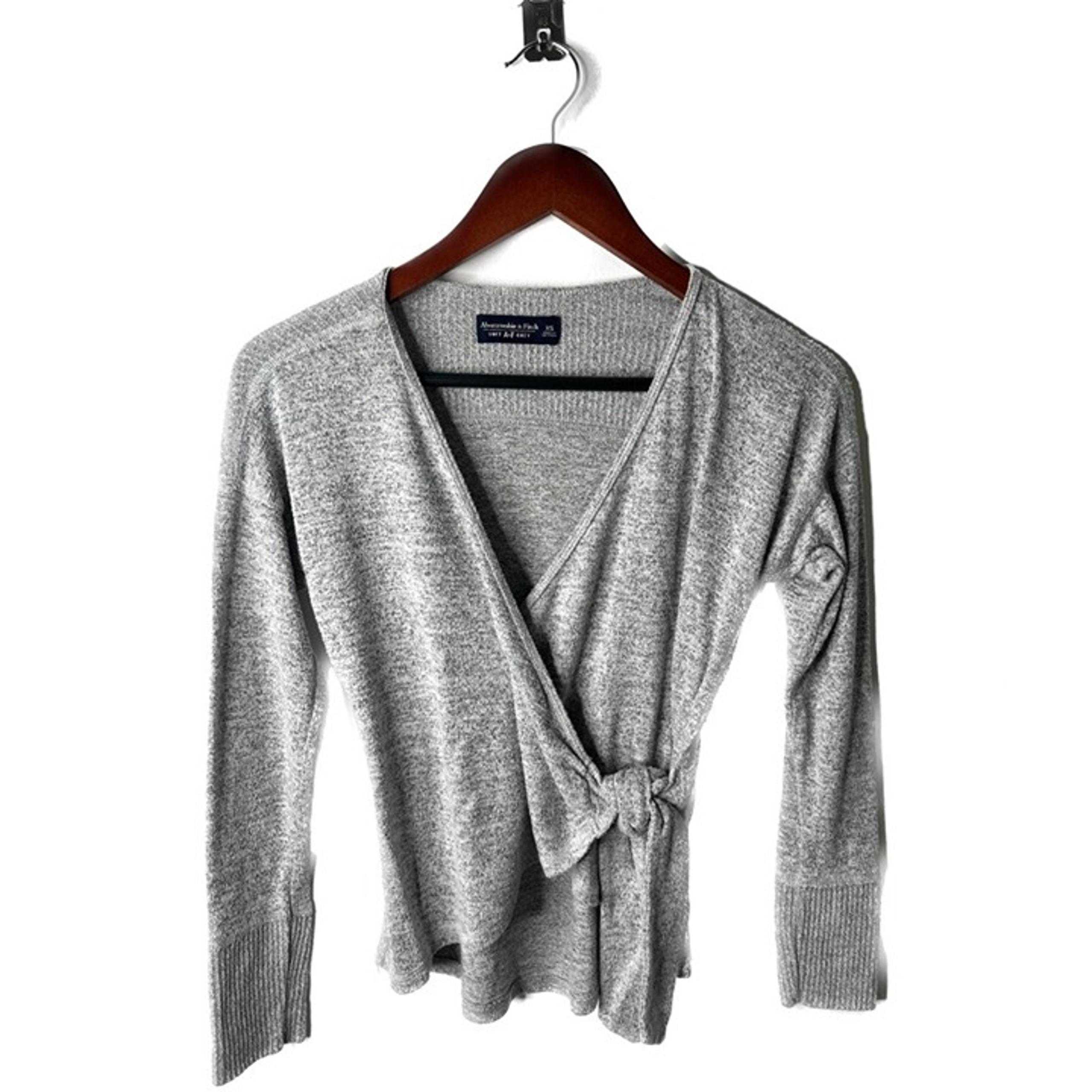 ABERCROMBIE & FITCH GRAY WRAP TOP