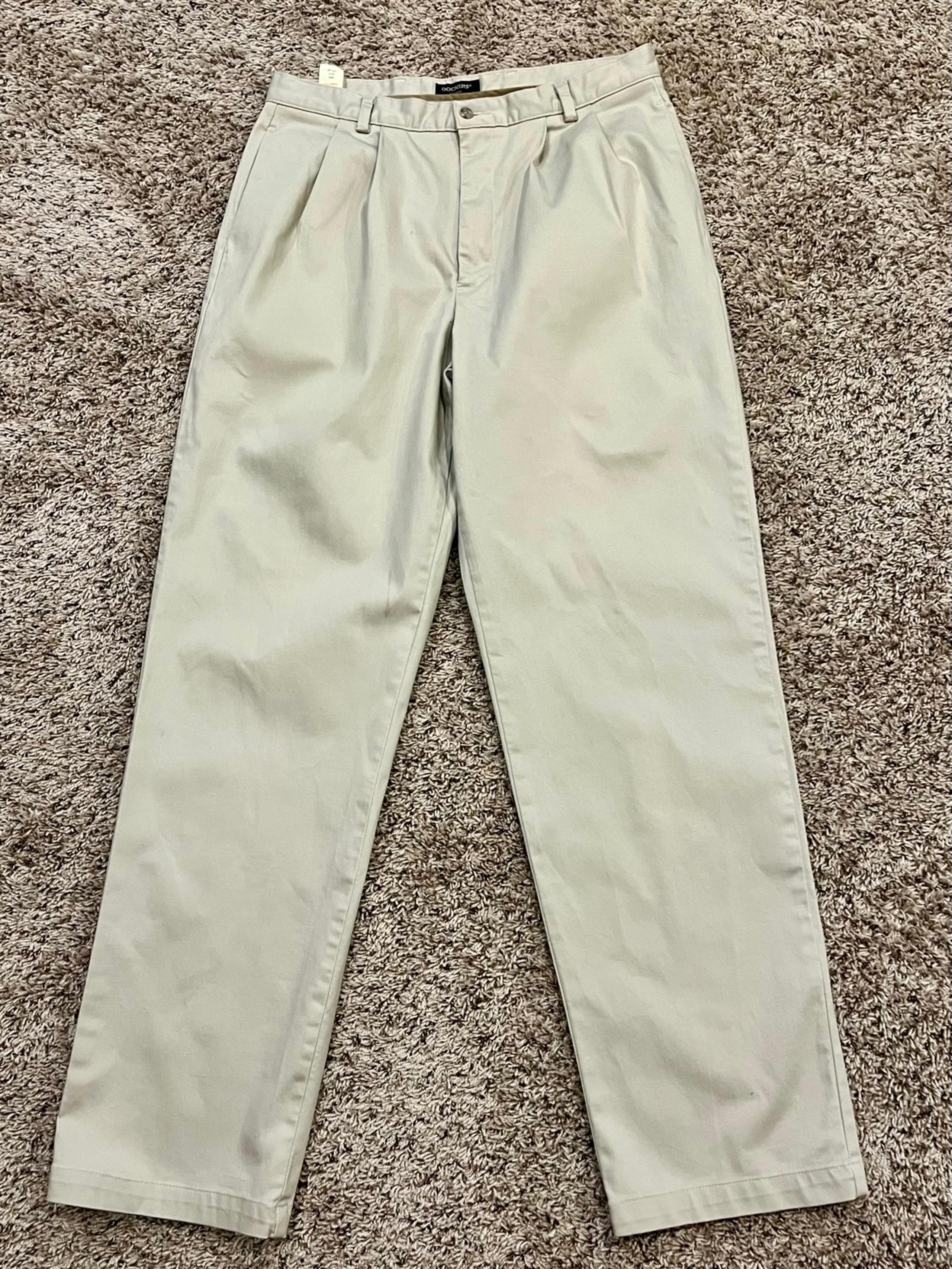 Men’s Classic Dockers Straight Fit Khaki Chino Pants Pleated Front Size 34x34