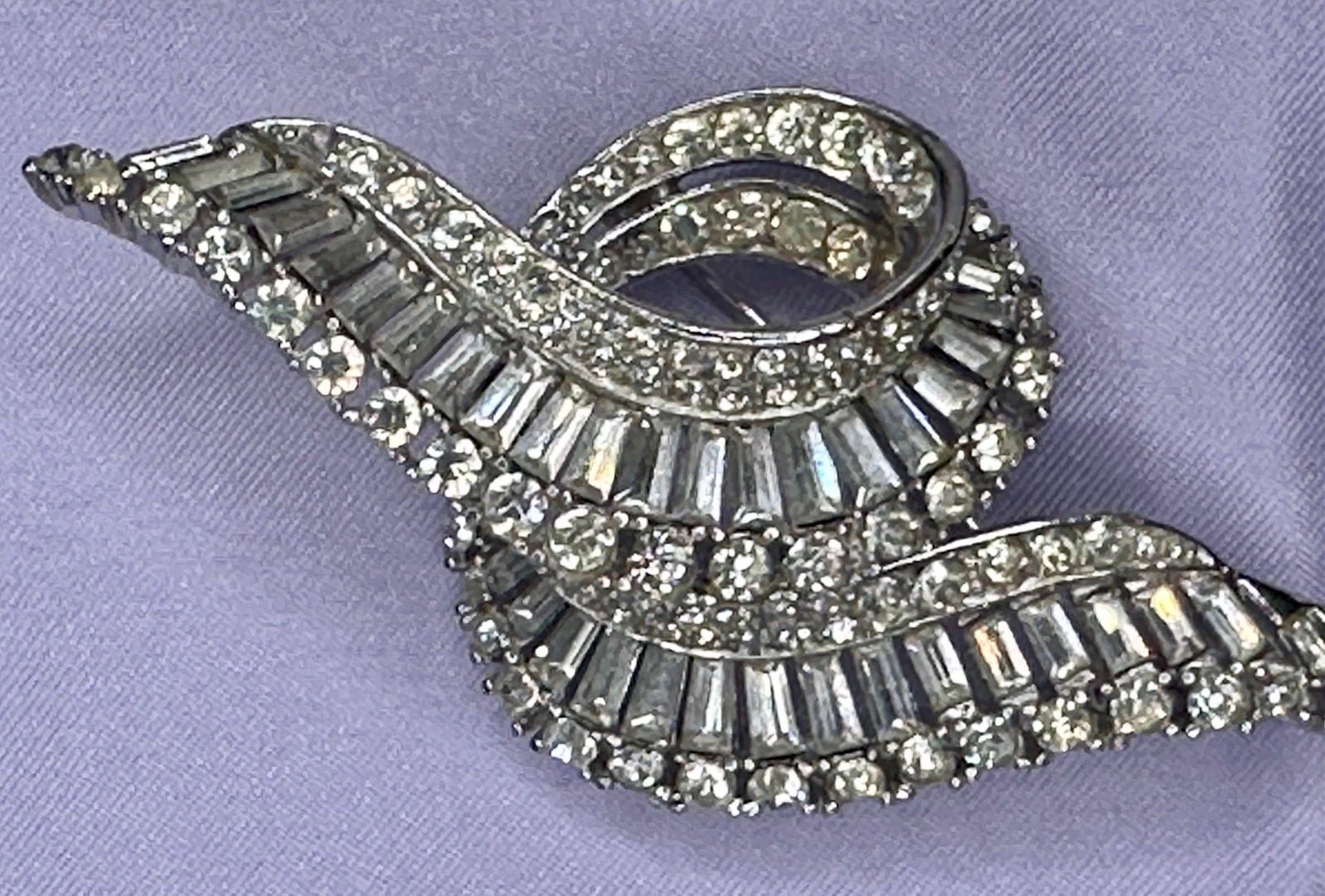Broucher signed Art Deco-style rhinestone! Signed #6325 Boucher