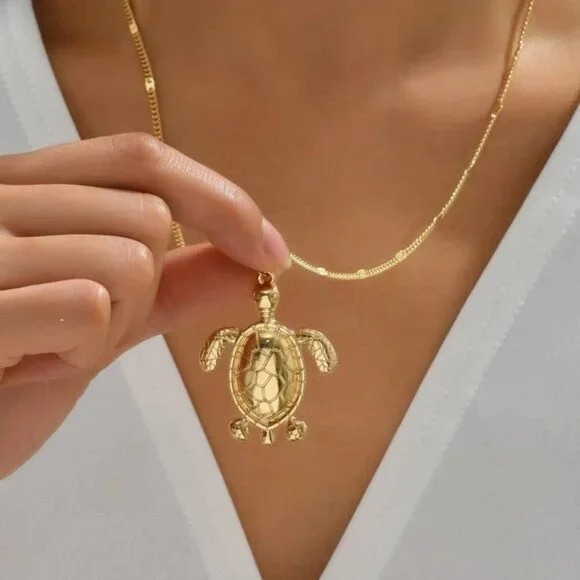 MINIMALIST TURTLE NECKLACE GOLD TONE