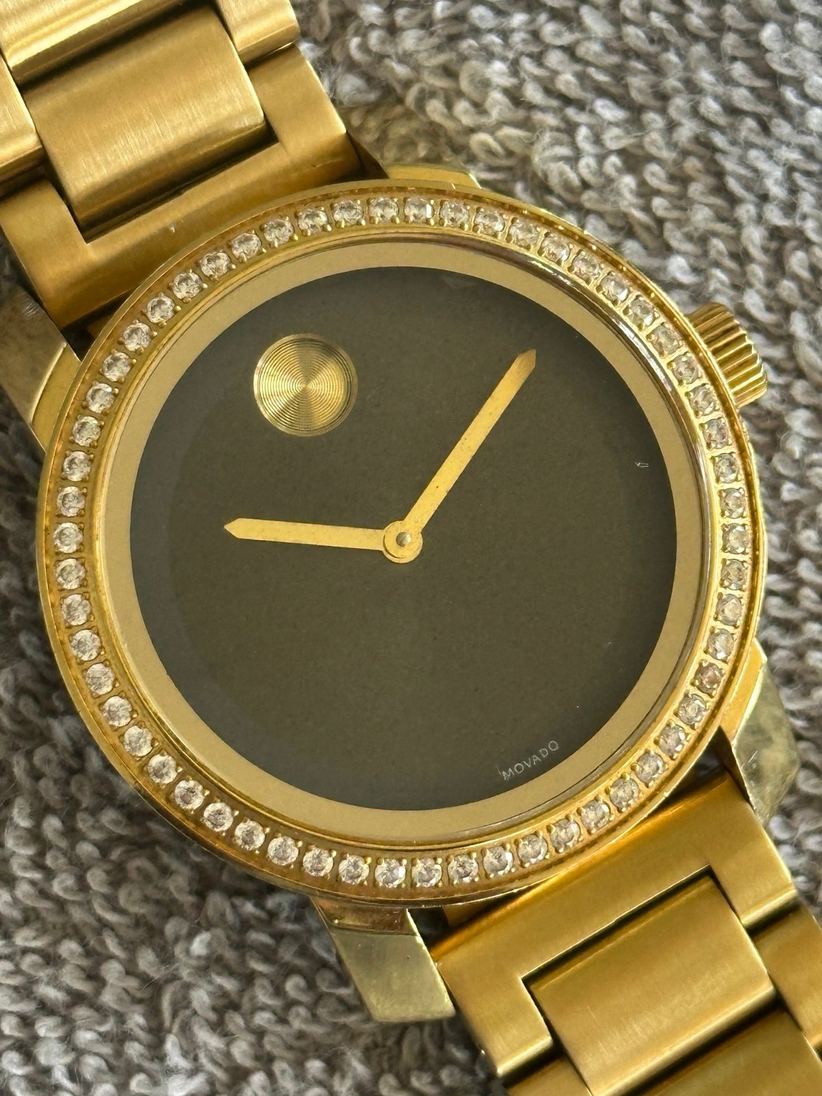 Unisex watch gold tone.