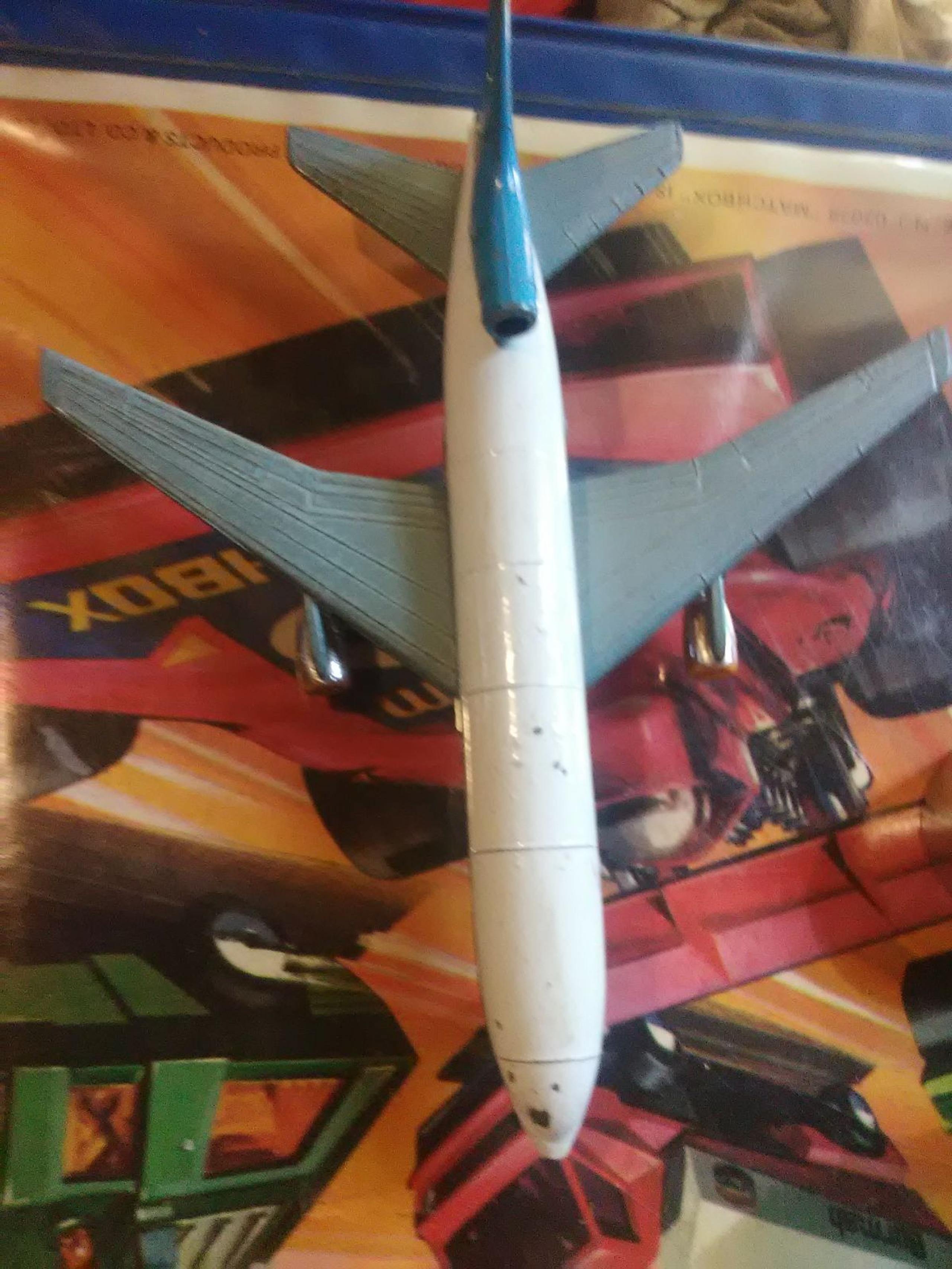 Vintage plat art Boeing planes