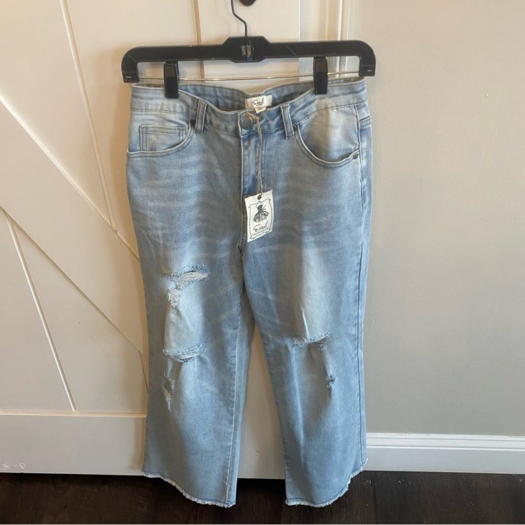 NWT Easel distressed jeans