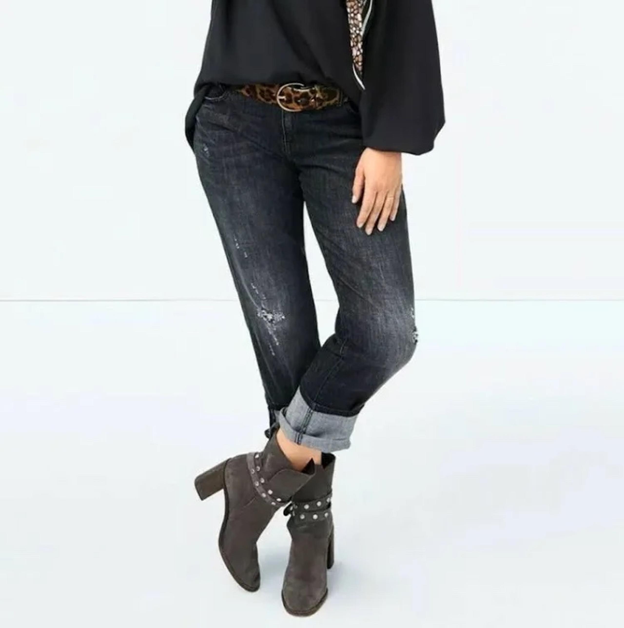Cabi slim boyfriend Jeans black distressed size 8
