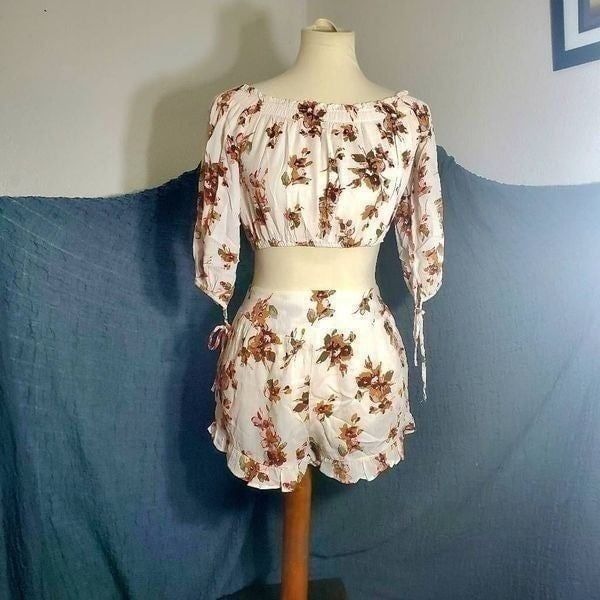 Illa Illa NWT Floral Crop and Short Set Size Small