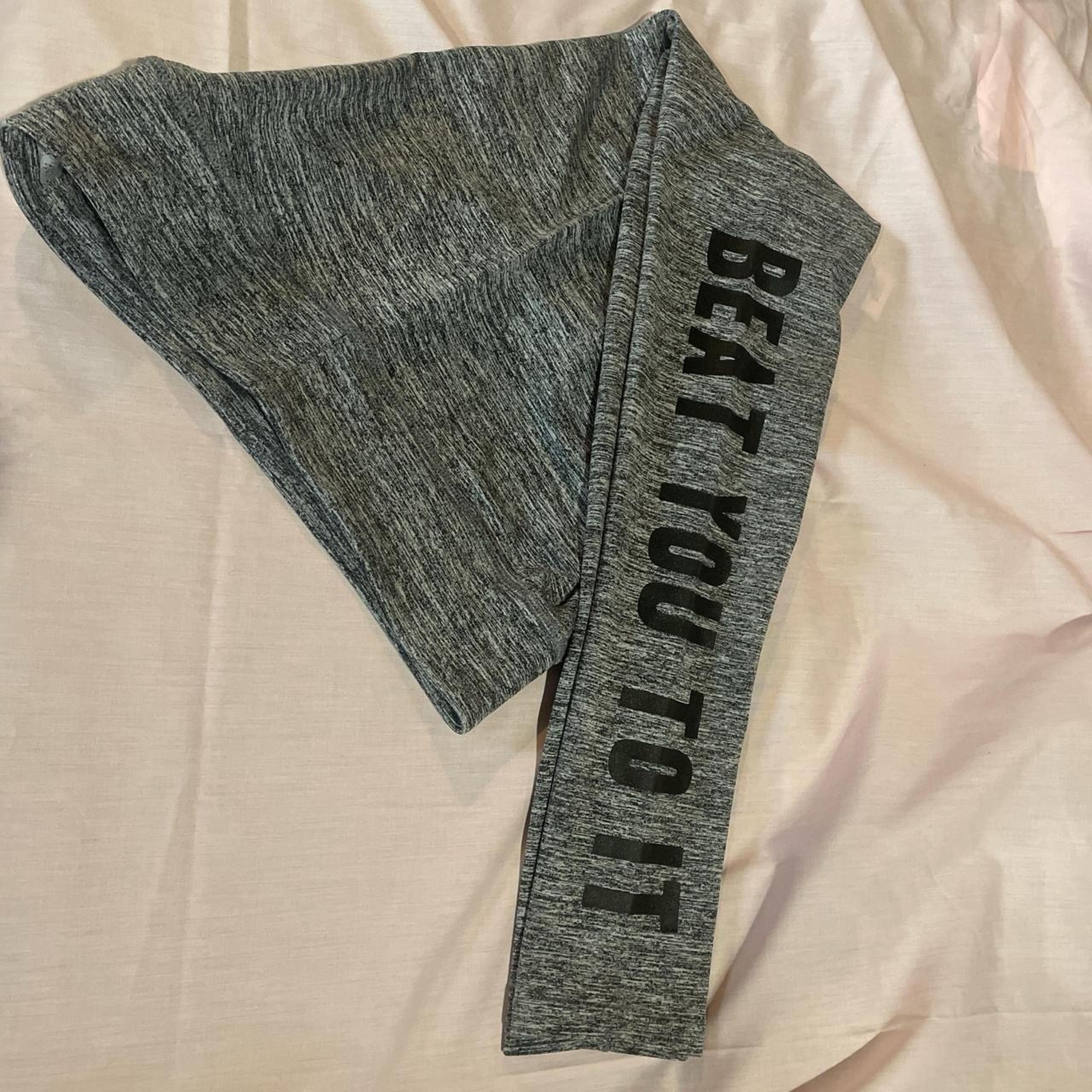 Grey and black forever 21 leggings #activewear
Size M