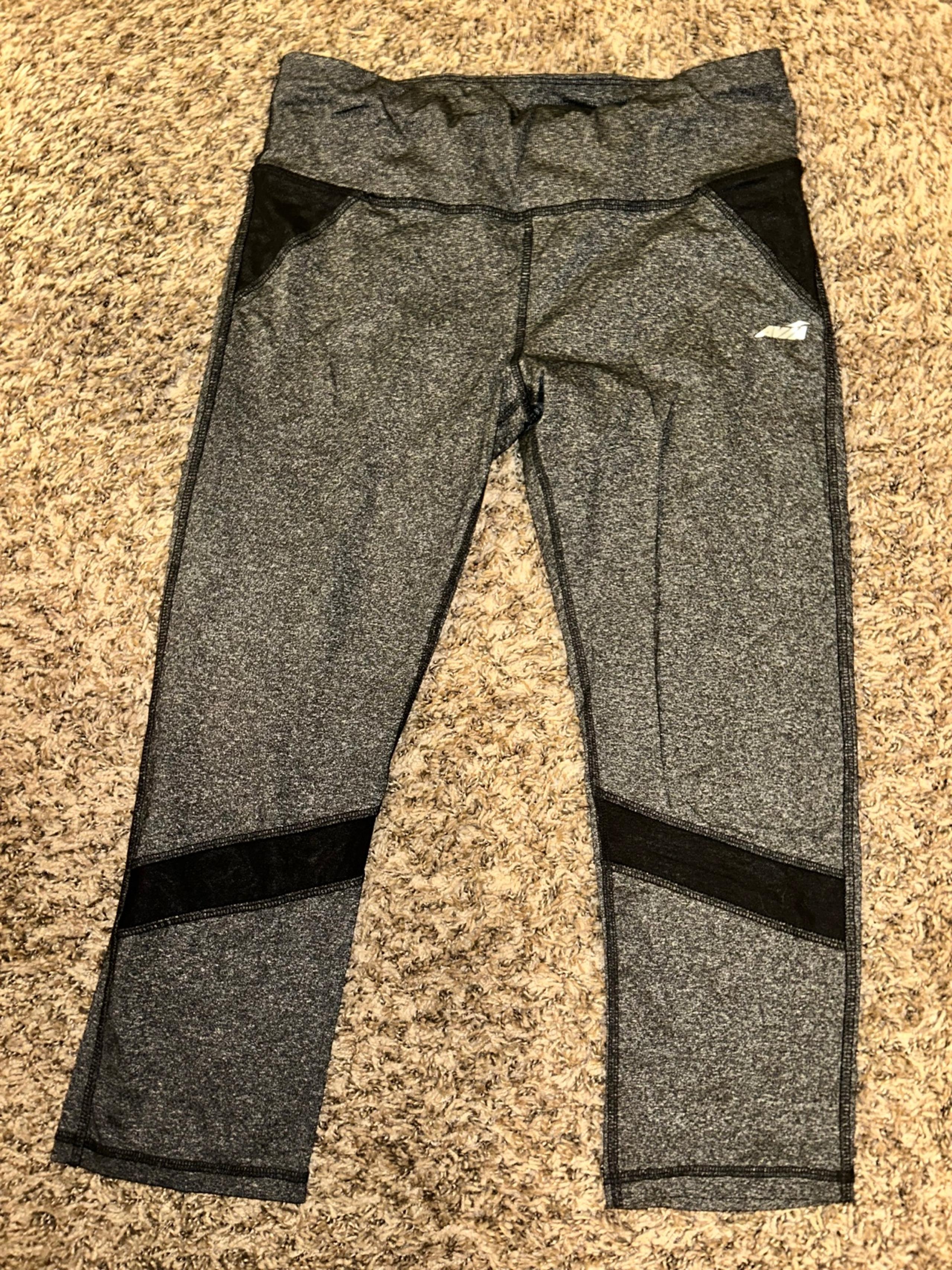 Avia Women’s M Athletic Stretch Workout Capri Pants Sheer Leg Panels