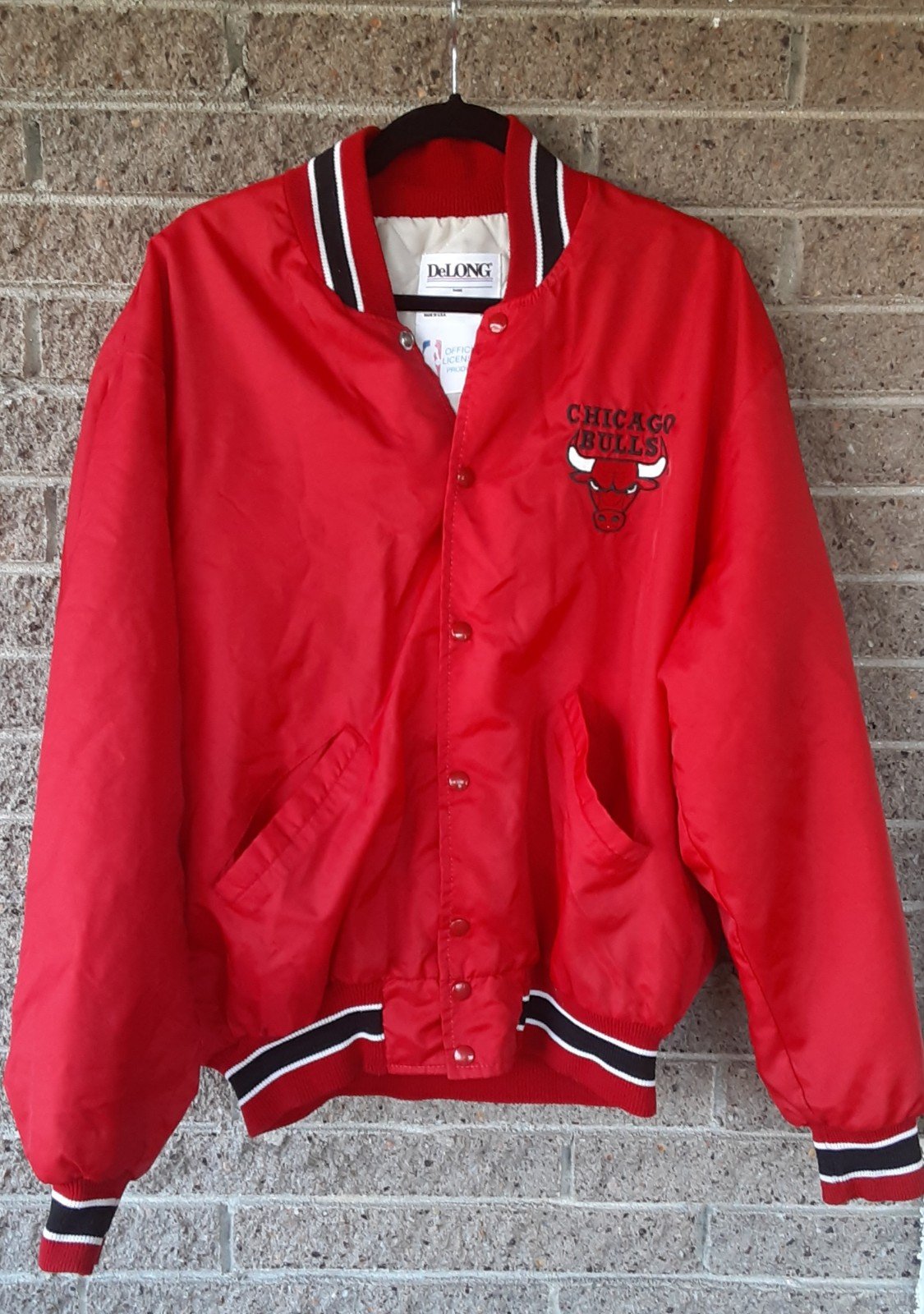 Vintage 90's Chicago Bulls Delong Red Satin Jacket Size X-Large Jordan NBA RARE.