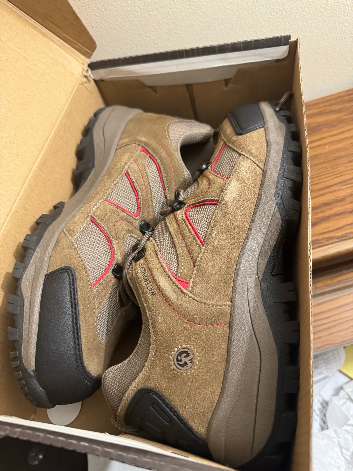 Waterproof snohomish low trail MENS 11 EE