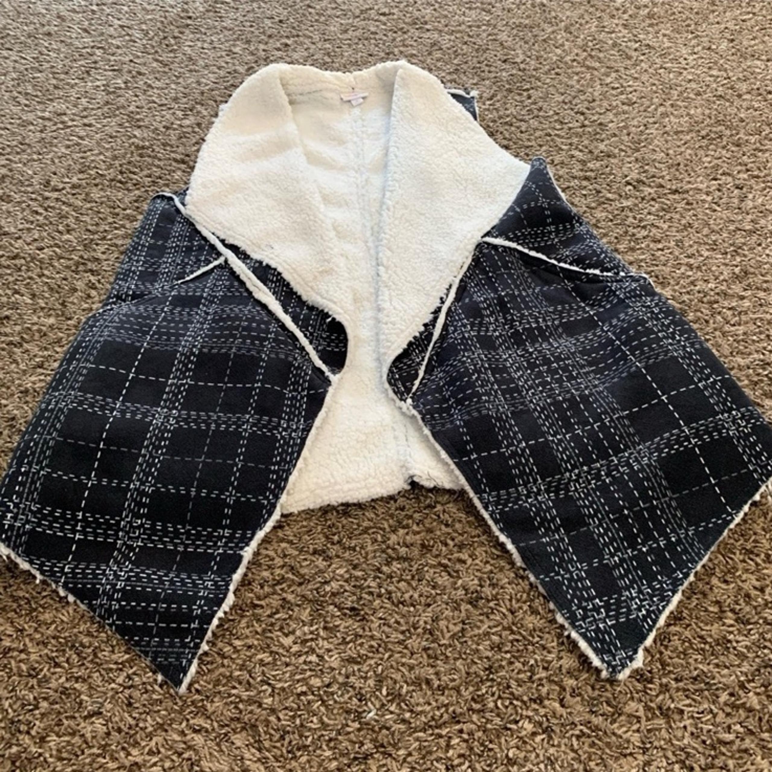 Lularoe Marlow Sherpa open vest, medium