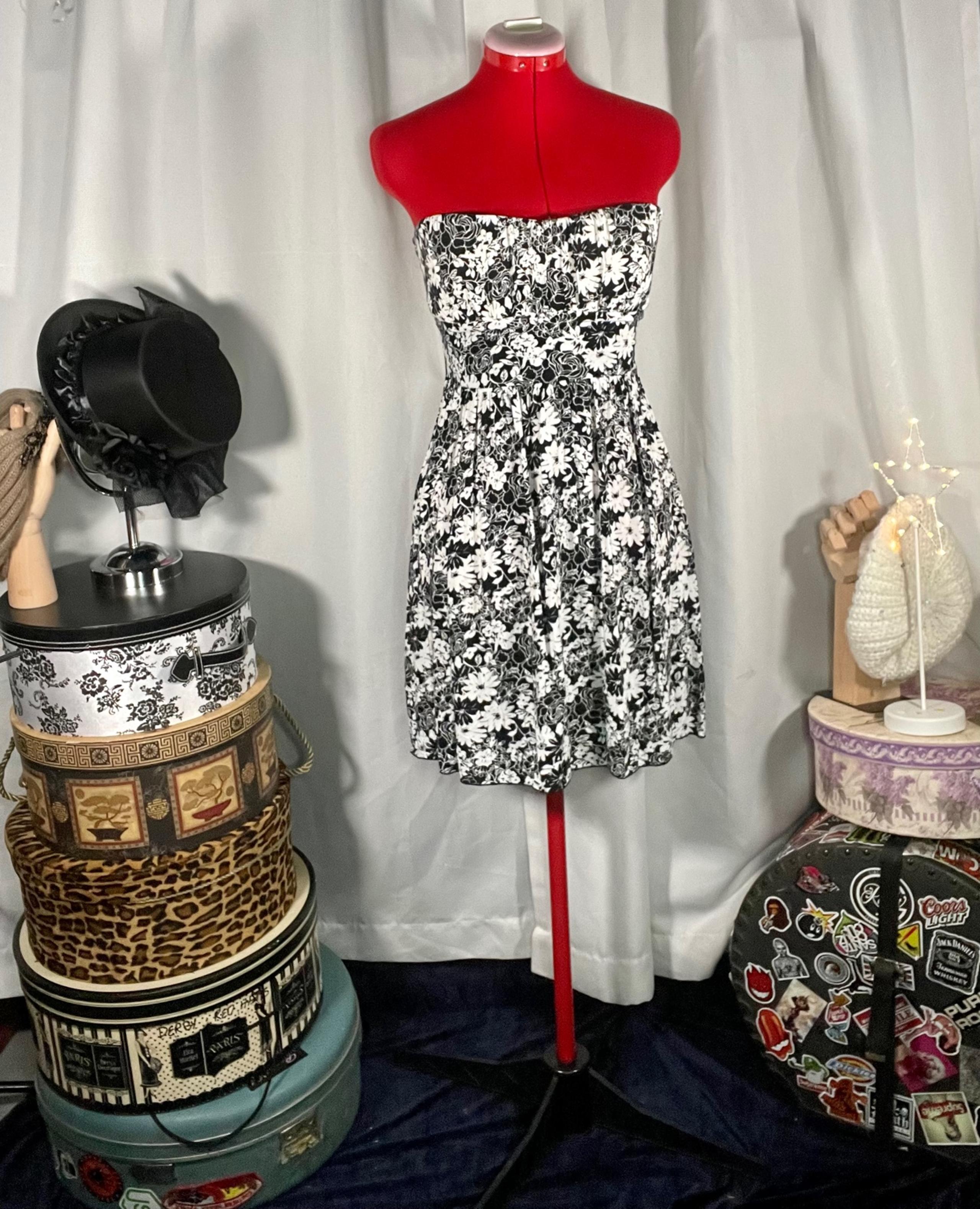 La Belle Sz 7 strapless, mini, black & white, floral flowy rayon dress