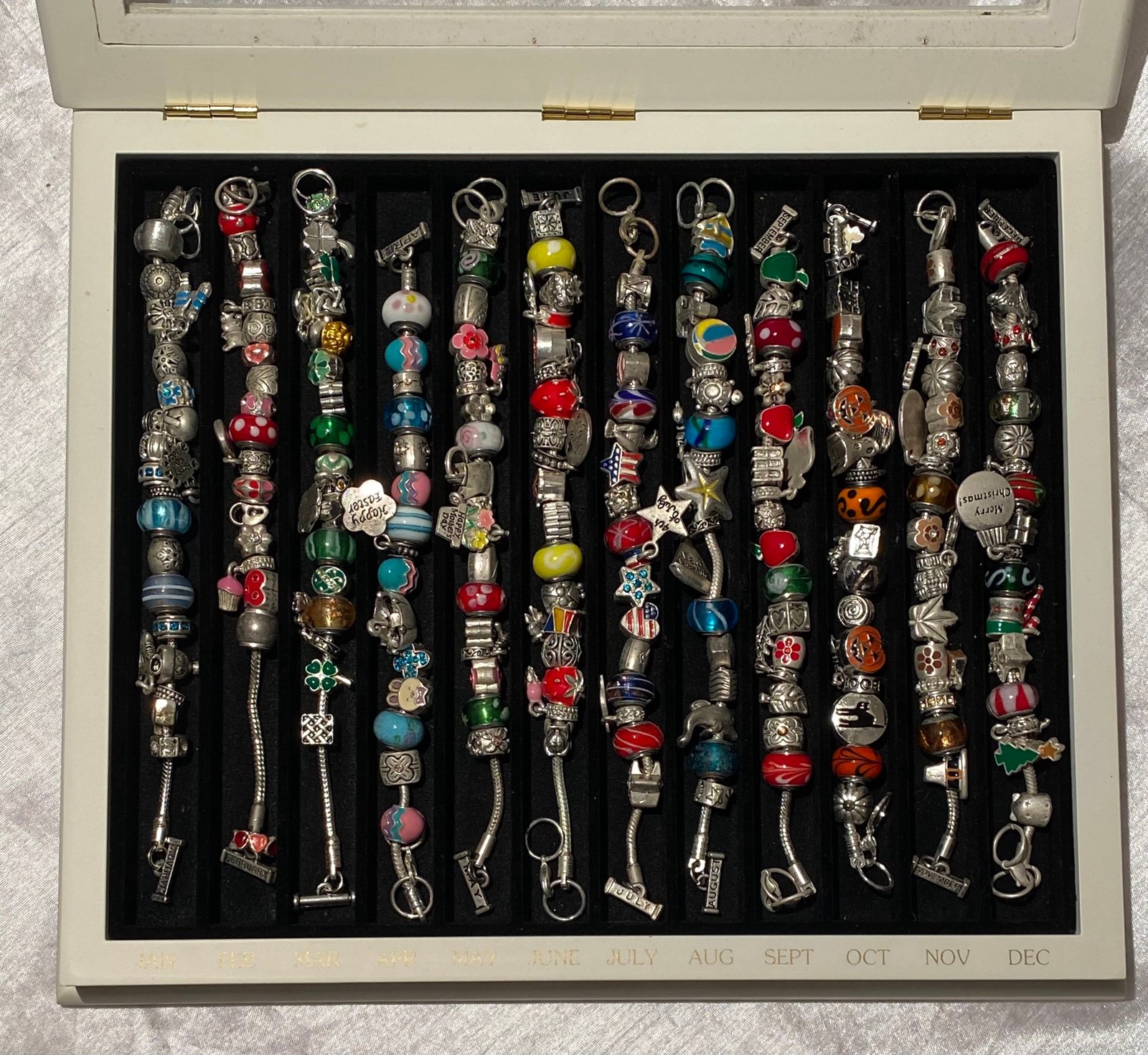 Willabee & Ward 12 Months Bracelet Set Complete & Display Case 360