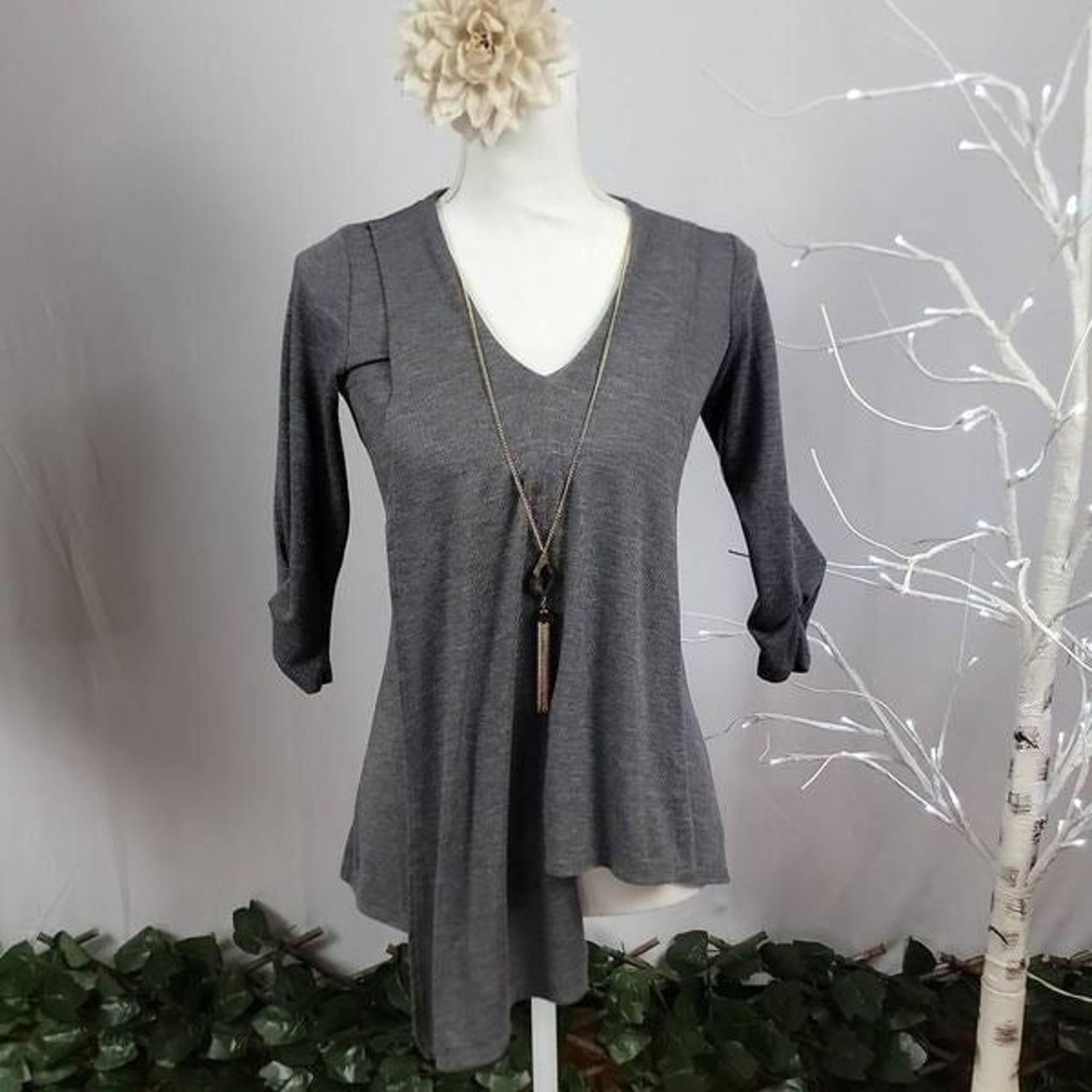 Gray Asymmetrical 3/4 Sleeve Top with Detachable Necklace [SIZE XS]