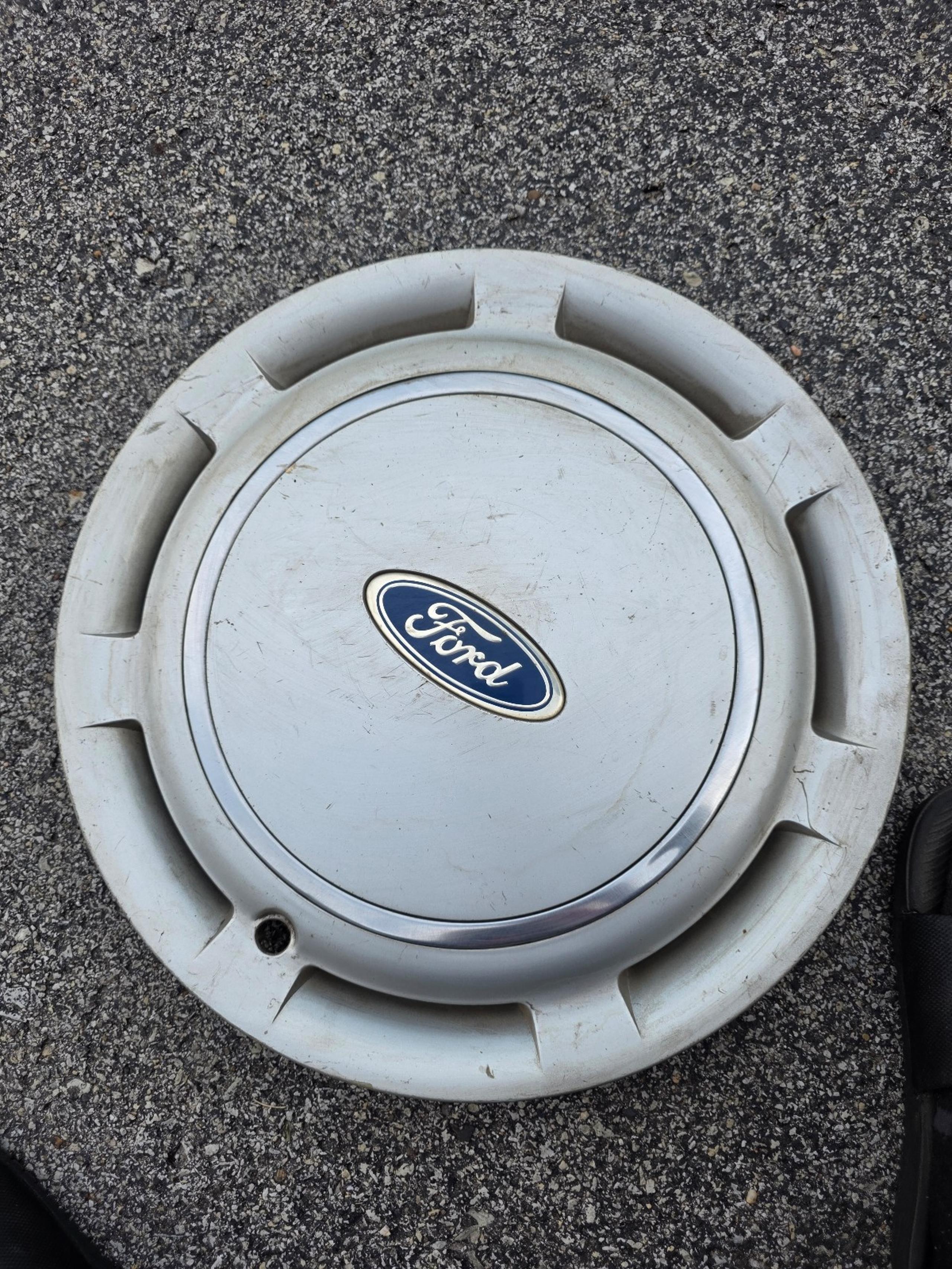 One single used Ford Escort (1988-1990) and Taurus (1986) 14" hubcap.