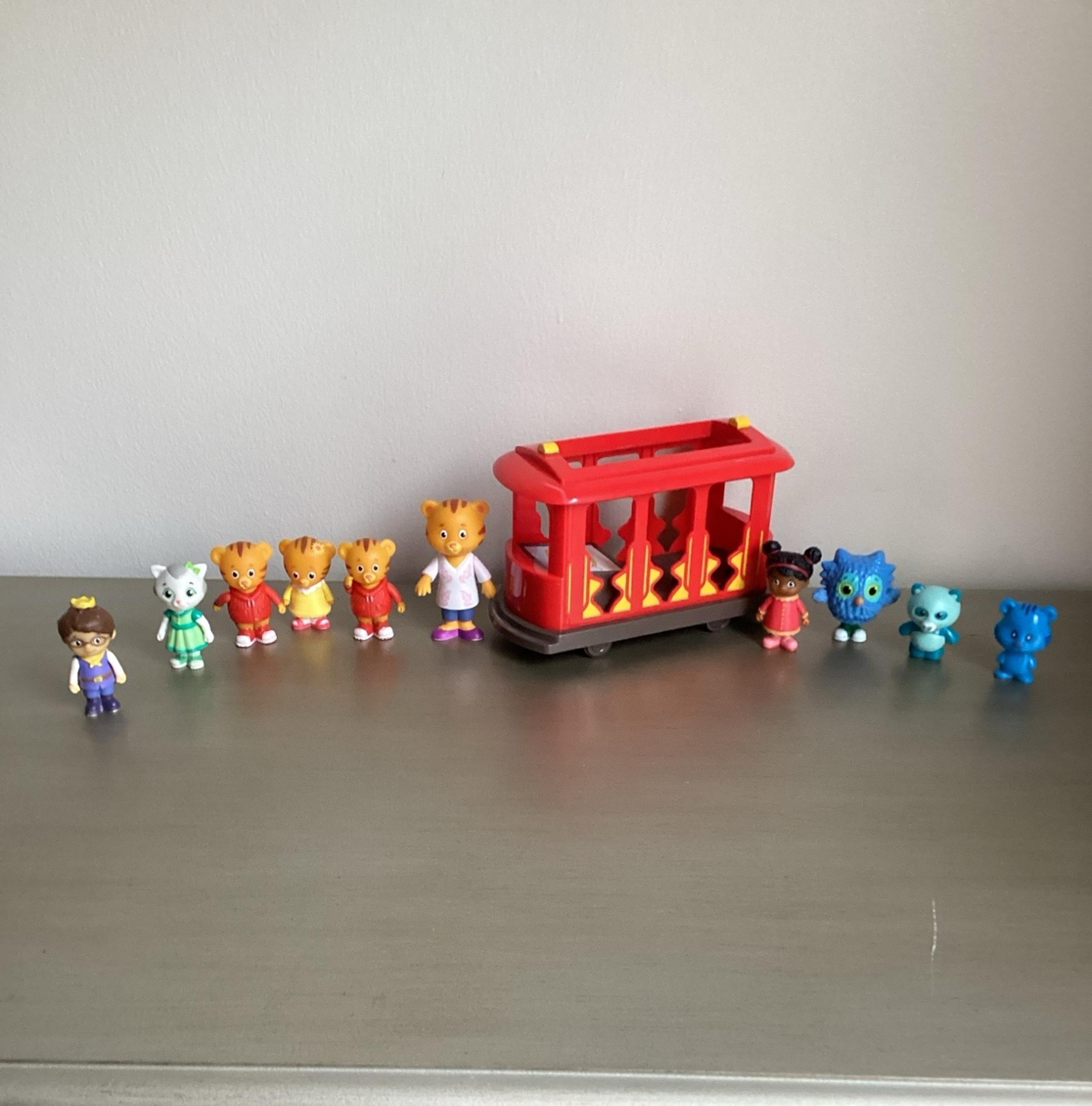 Daniel Tigers Neighborhood Trolley with 10 Figures Lot