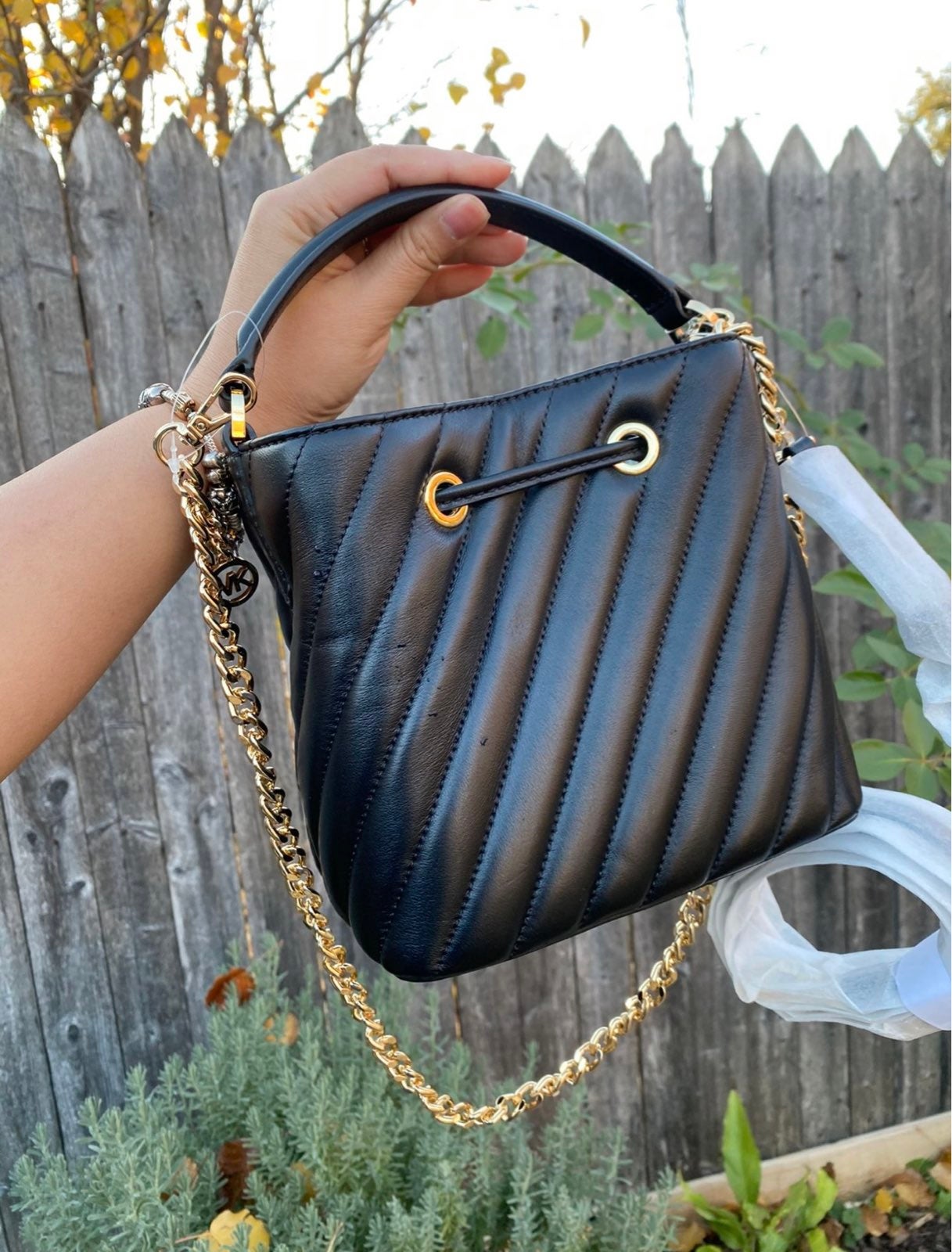 関税込＋大人気★Michael Kors★SURI SMALL BUCKET XBODY Michael Kors Suri small bucket bag