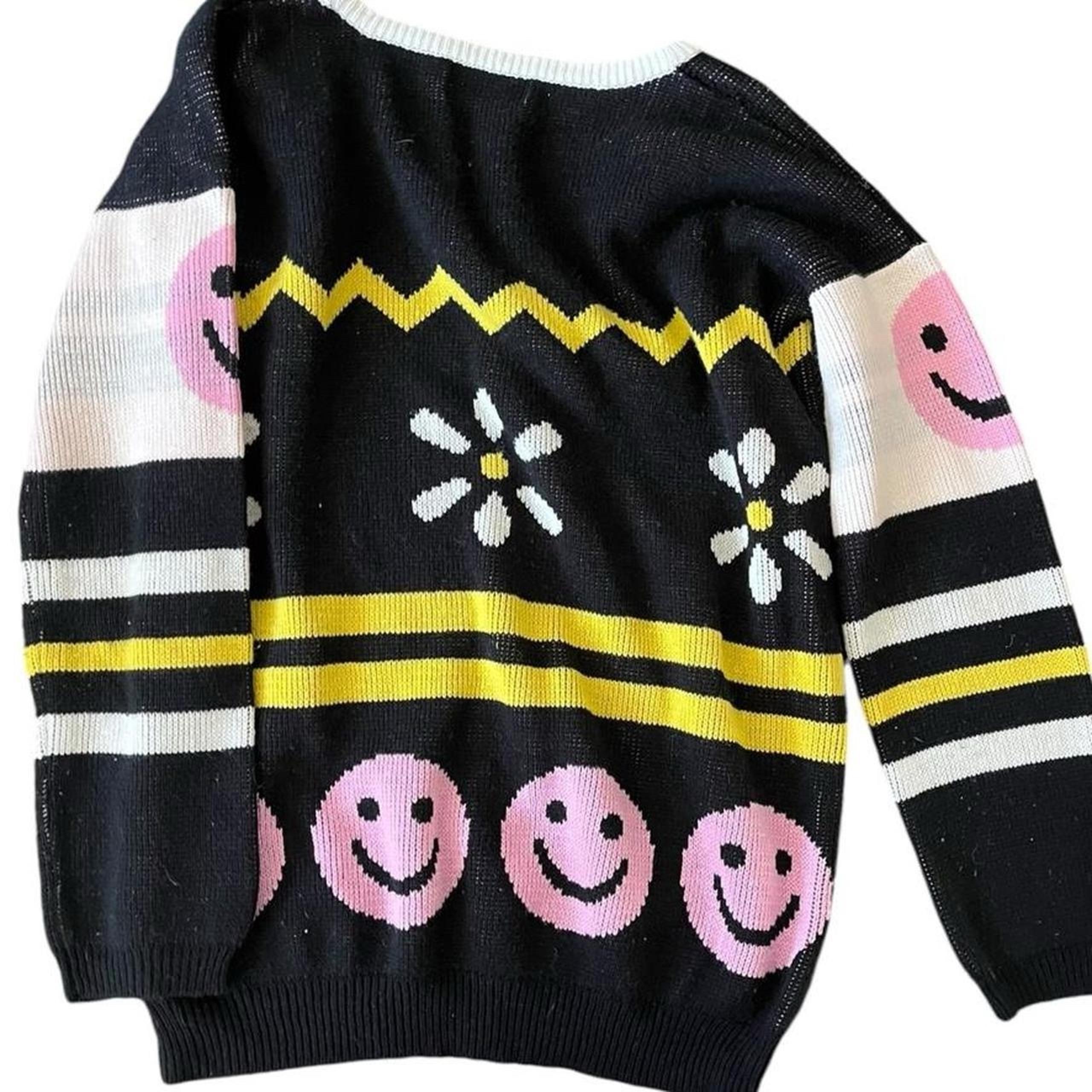 Black and yellow sweater with smiley faces - super cute! #y2k #smileyface