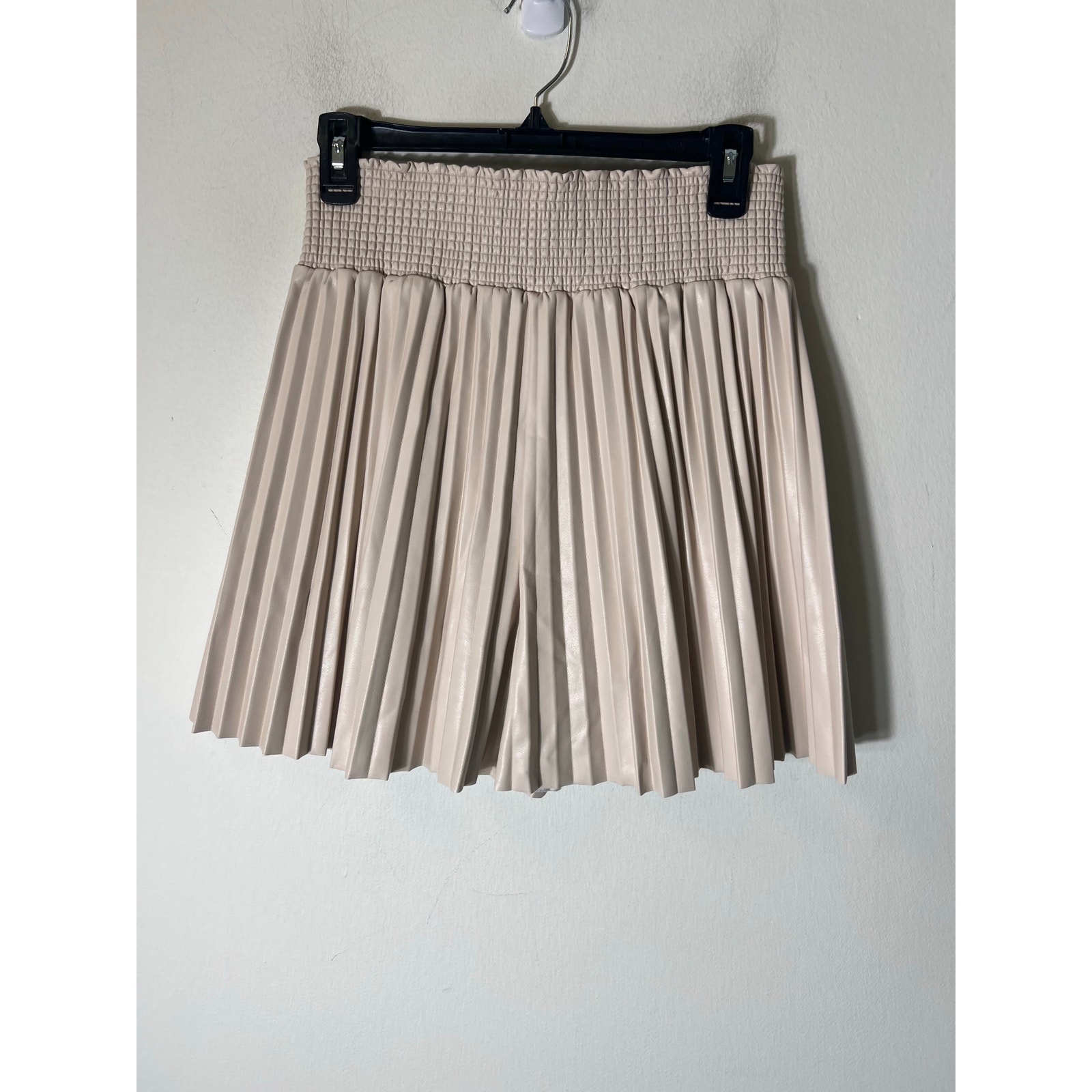 ALC Faux Leather Cream Mini Pleat Shorts Sz 8
