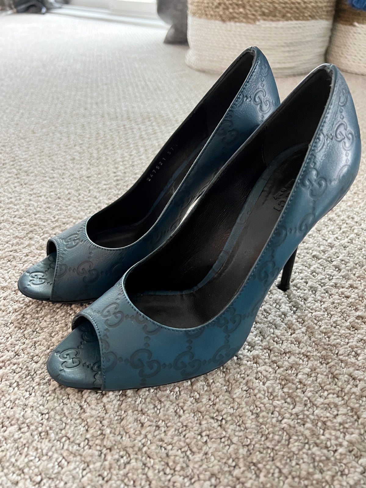Gucci logo leather blue heels