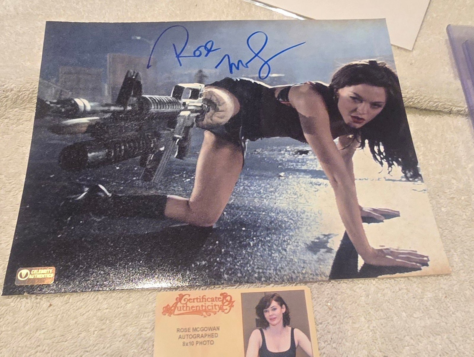 Rose McGowan signed Grindhouse Planet Terror Take Aim 8×10 Photo